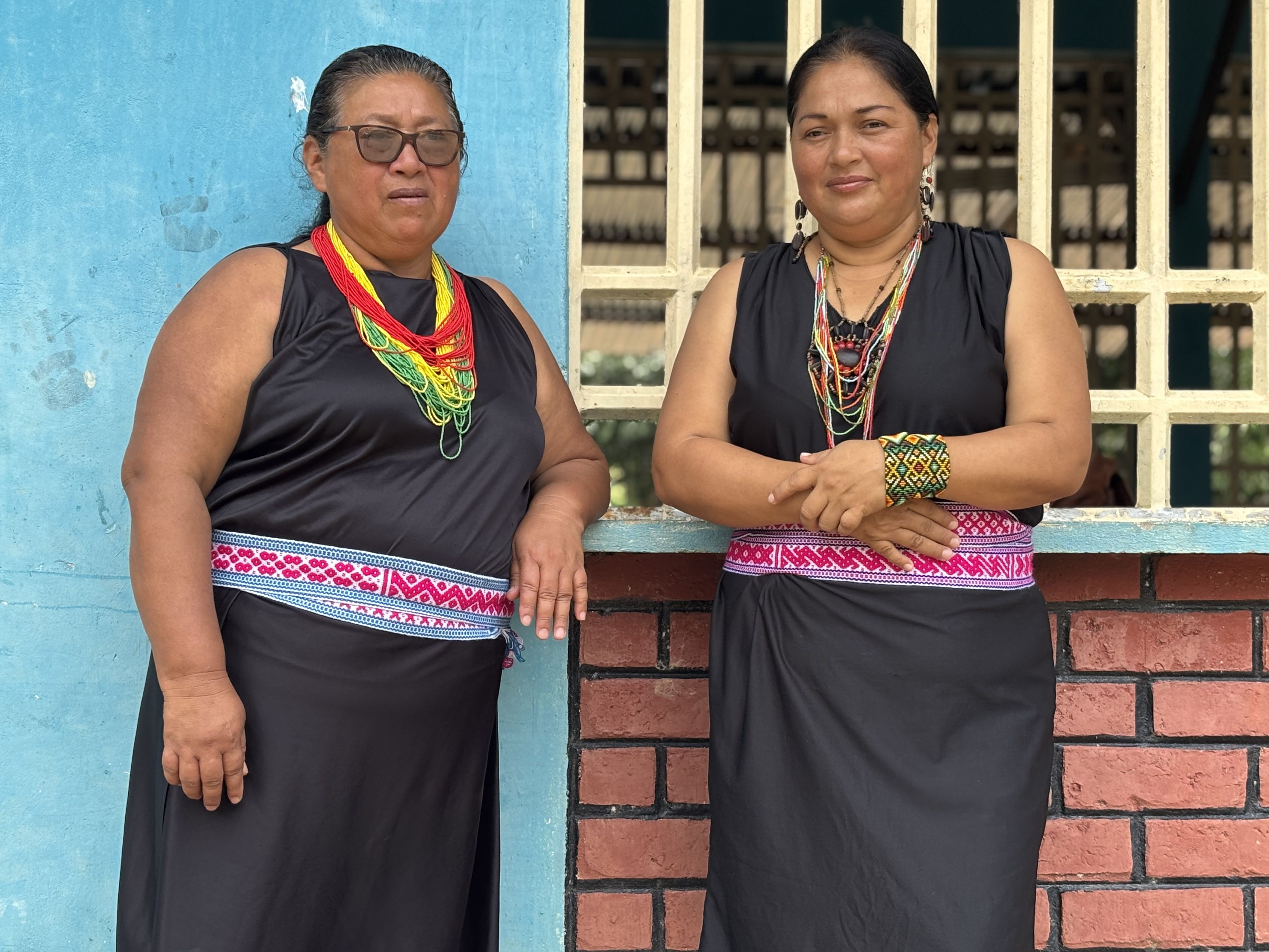 Cristina (izquierda) y Deyanira Jamioy (derecha) fueron gobernadoras del resguardo desde 2017 hasta 2024. Actualmente buscan apoyo en taitas externos a la comunidad para recuperar los saberes que han perdido.