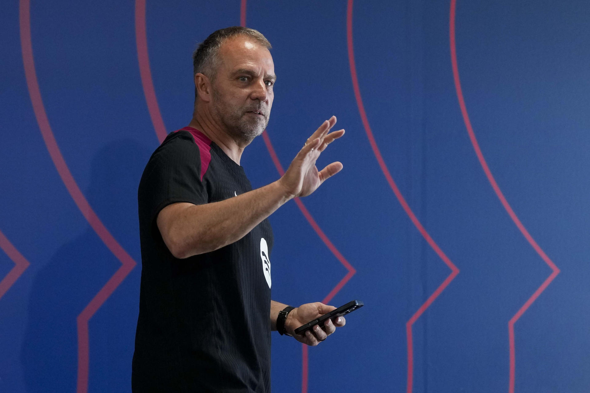 SANT JOAN DESPÍ, 17/05/2025.- El entrenador del FC Barcelona, Hansi Flick, ofrece una rueda de prensa después del entrenamiento a puertas abiertas en la Ciutat Esportiva Joan Gamper en Sant Joan Despí (Barcelona) este sábado. EFE/ Enric Fontcuberta