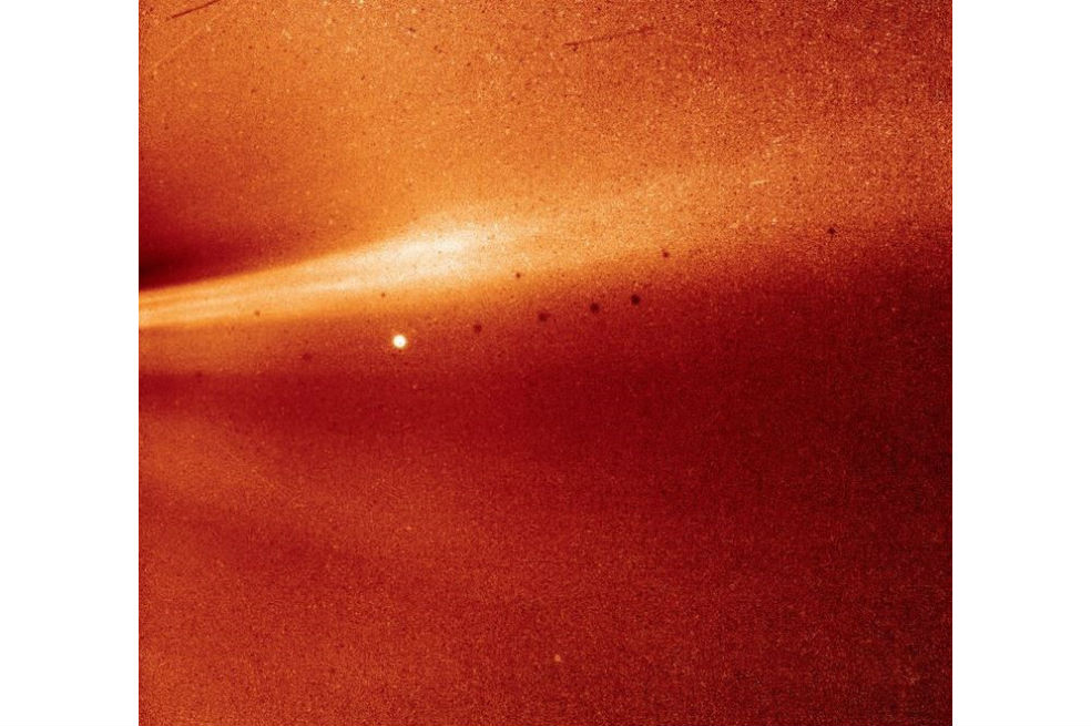 Esta foto del instrumento WISPR (generador de imágenes de campo amplio para la sonda solar) de Parker Solar Probe muestra una serpentina coronal, vista sobre la extremidad este del Sol el 8 de noviembre de 2018.