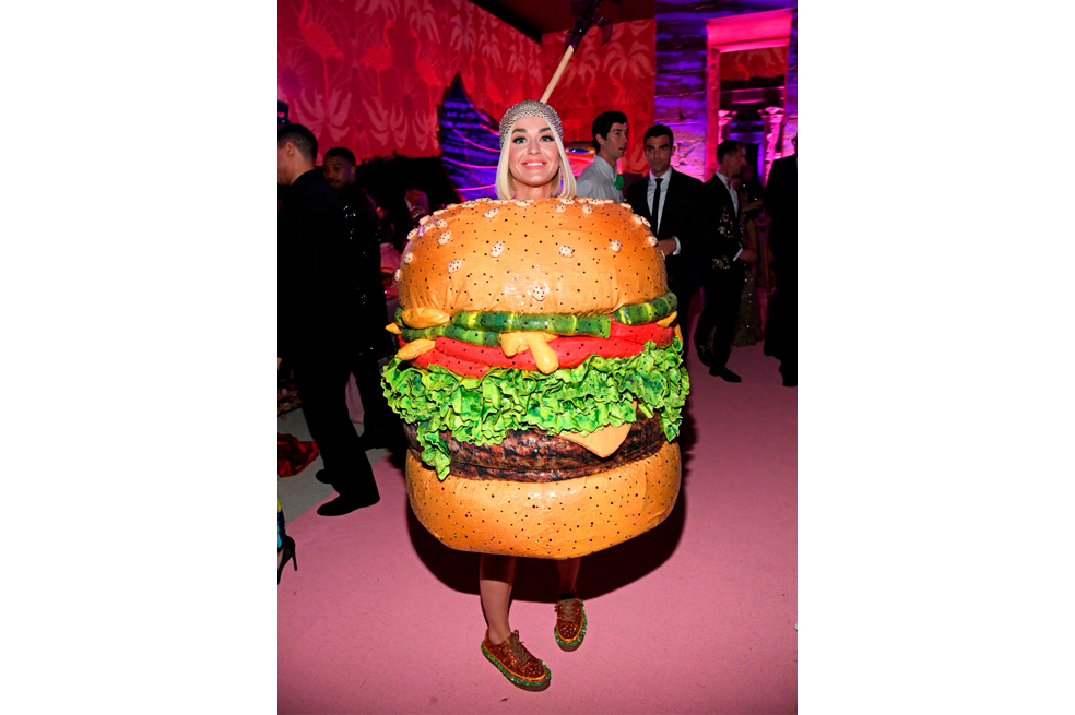 Vestidos de decapitados, de pizza y hamburguesa: estos son los outfits más extravagantes de la MET Gala