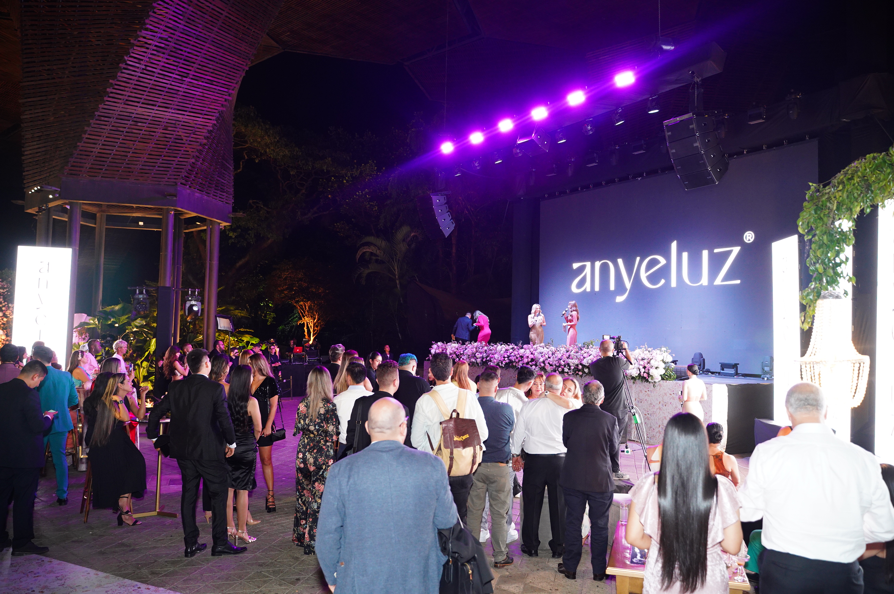 Invitados disfrutaron del lanzamiento de Anyeluz Makeup.