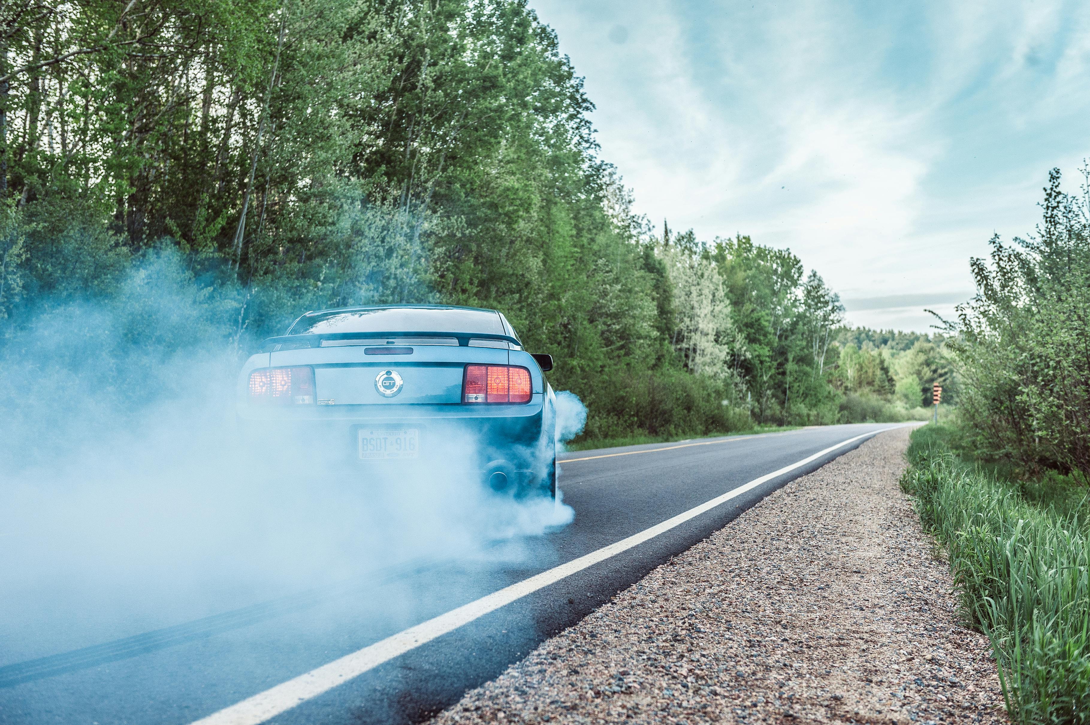 Humo blanco en el carro: cusas, riesgos y qué hacer si sucede