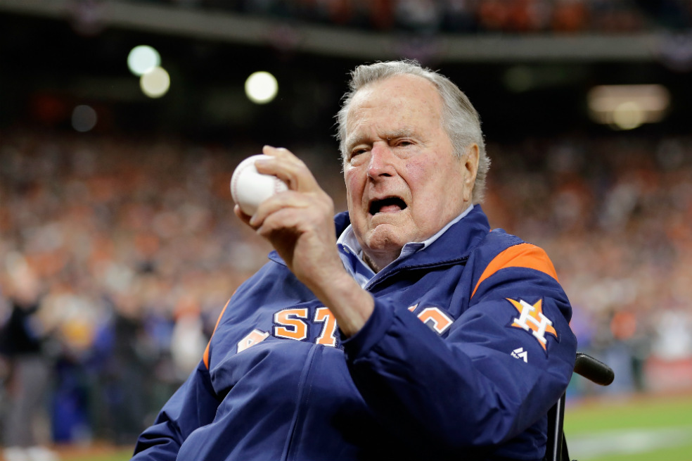 George Bush padre llama «fanfarrón» a Trump