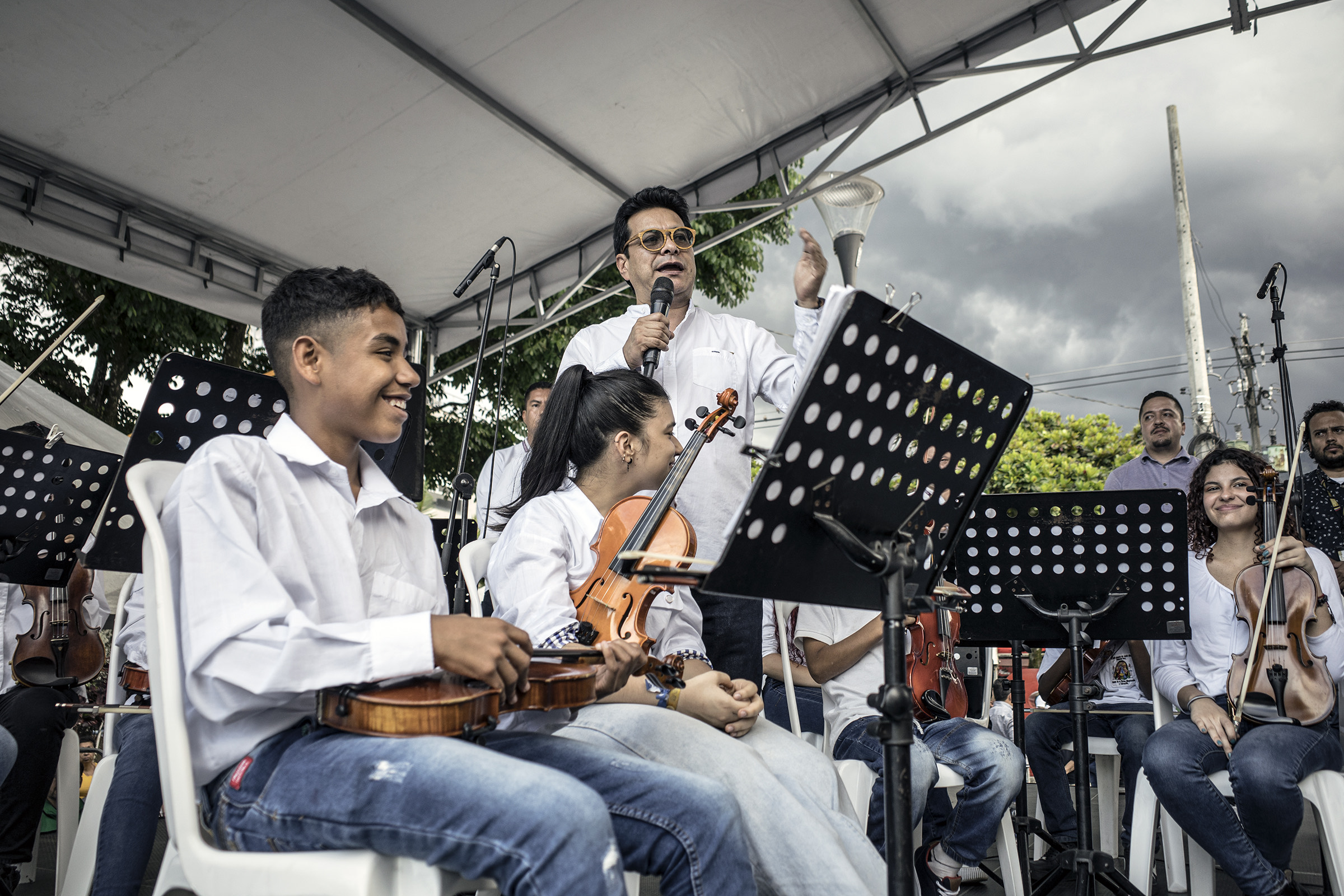 Danilo Rueda intervino el 2 de junio durante el acto de respaldo a los diálogos con bandas criminales del Valle de Aburrá, en la plaza de Bello, Antioquia.