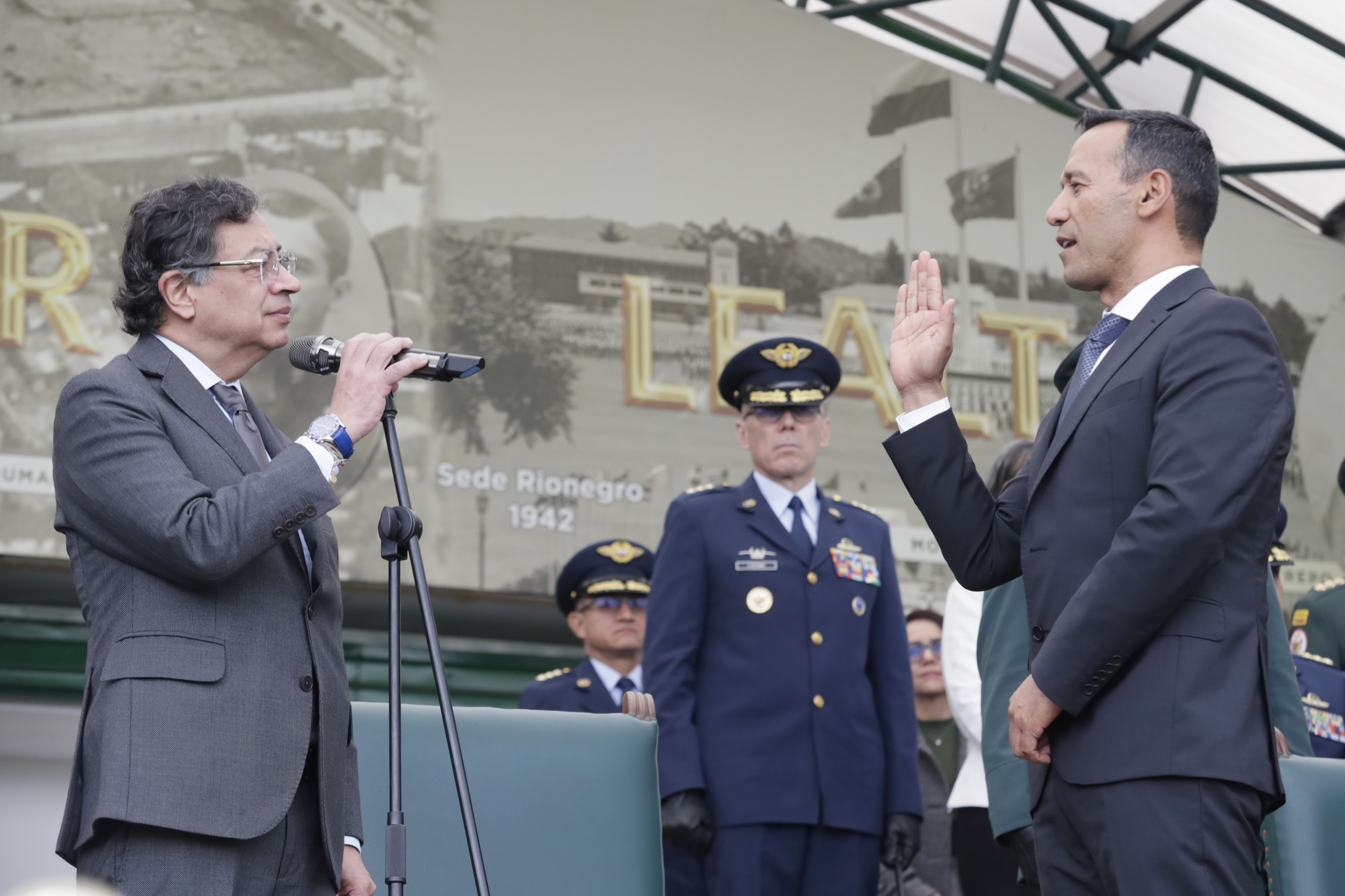 AME8600. BOGOTÁ (COLOMBIA), 11/03/2025.- El presidente de Colombia, Gustavo Petro (i), toma el juramento al ministro de Defensa, general retirado Pedro Sánchez, en una ceremonia de reconocimiento de tropas de las Fuerzas Militares este martes, en la Escuela Militar José María Córdova en Bogotá (Colombia). EFE/ Carlos Ortega