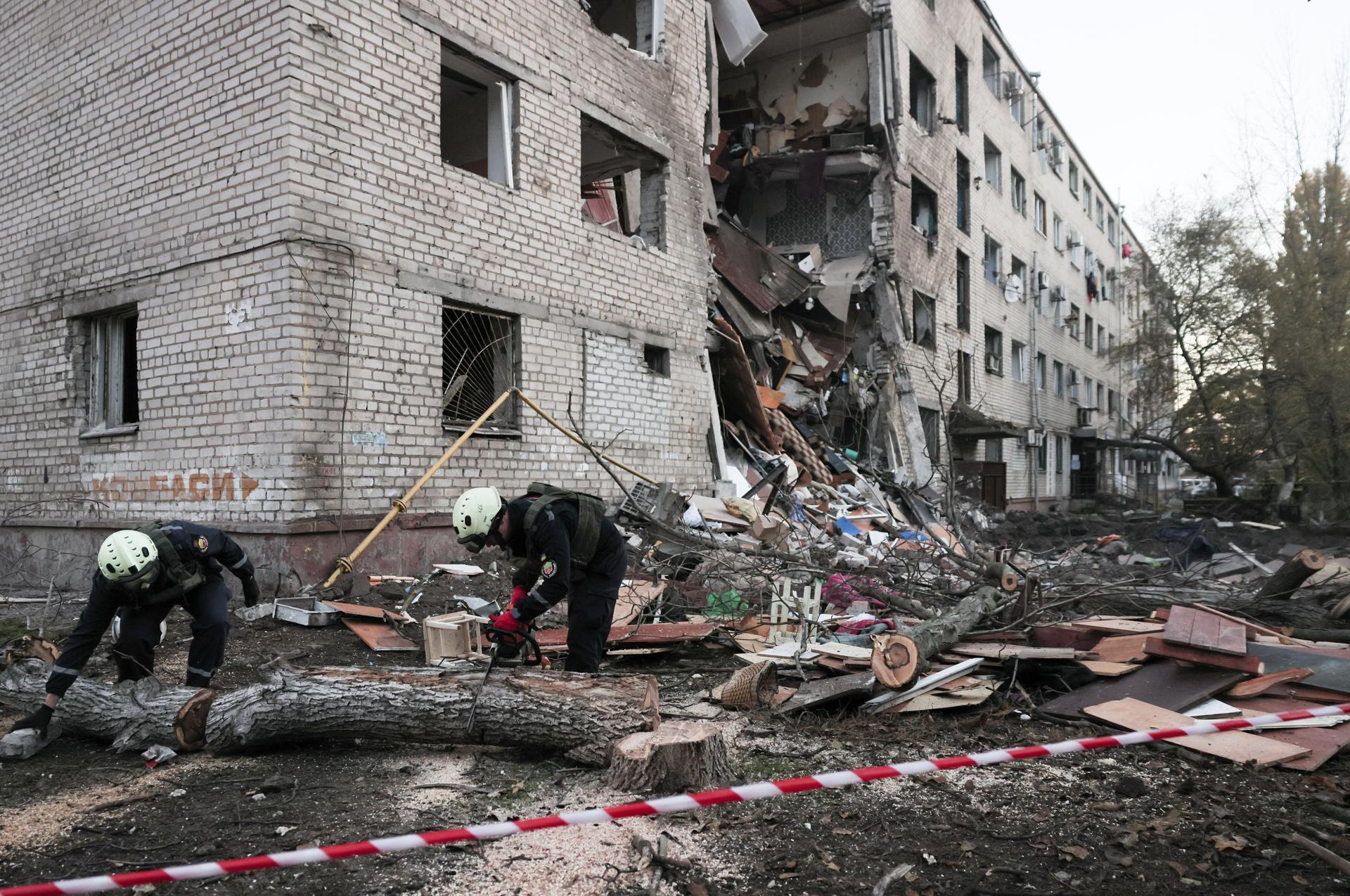 Rusia lanza 650 drones y 50 misiles en Ucrania: muertos, heridos y cortes de energía