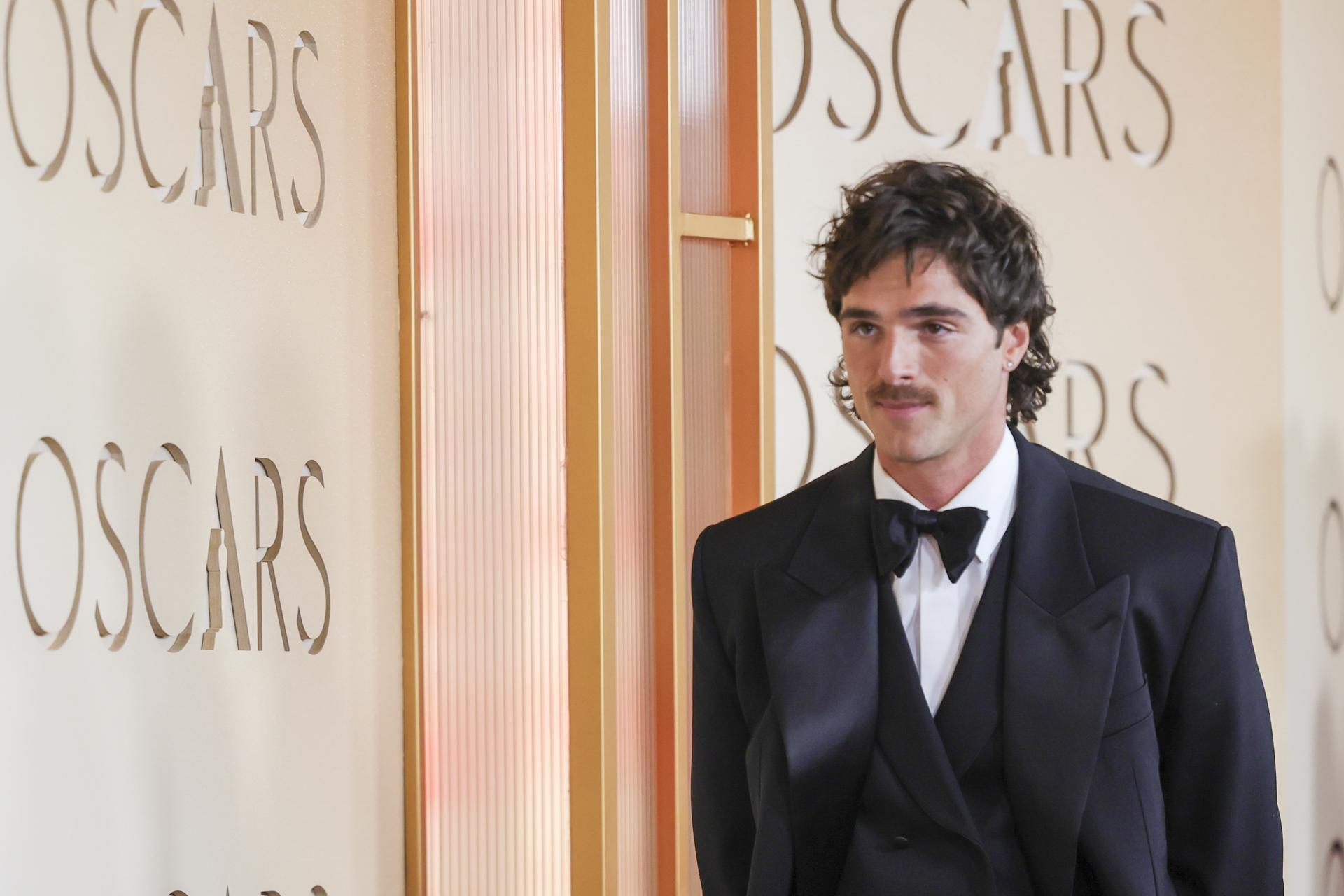 LOS ANGELES (United States), 15/03/2026.- Australian actor Jacob Elordi arrives on the red carpet ahead of the 98th annual Academy Awards ceremony at the Dolby Theatre in the Hollywood neighborhood of Los Angeles, California, USA, 15 March 2026. The Oscars are presented for outstanding individual or collective efforts in filmmaking in 24 categories. EFE/EPA/RYAN SUN