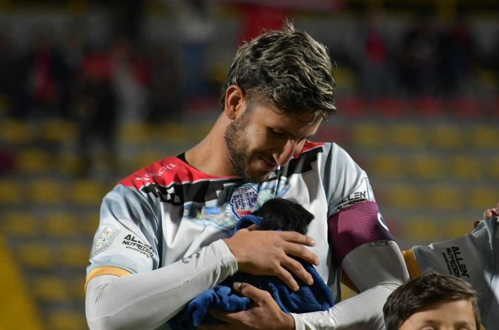 Los perritos sin hogar se toman las canchas de fútbol: un acto por la adopción