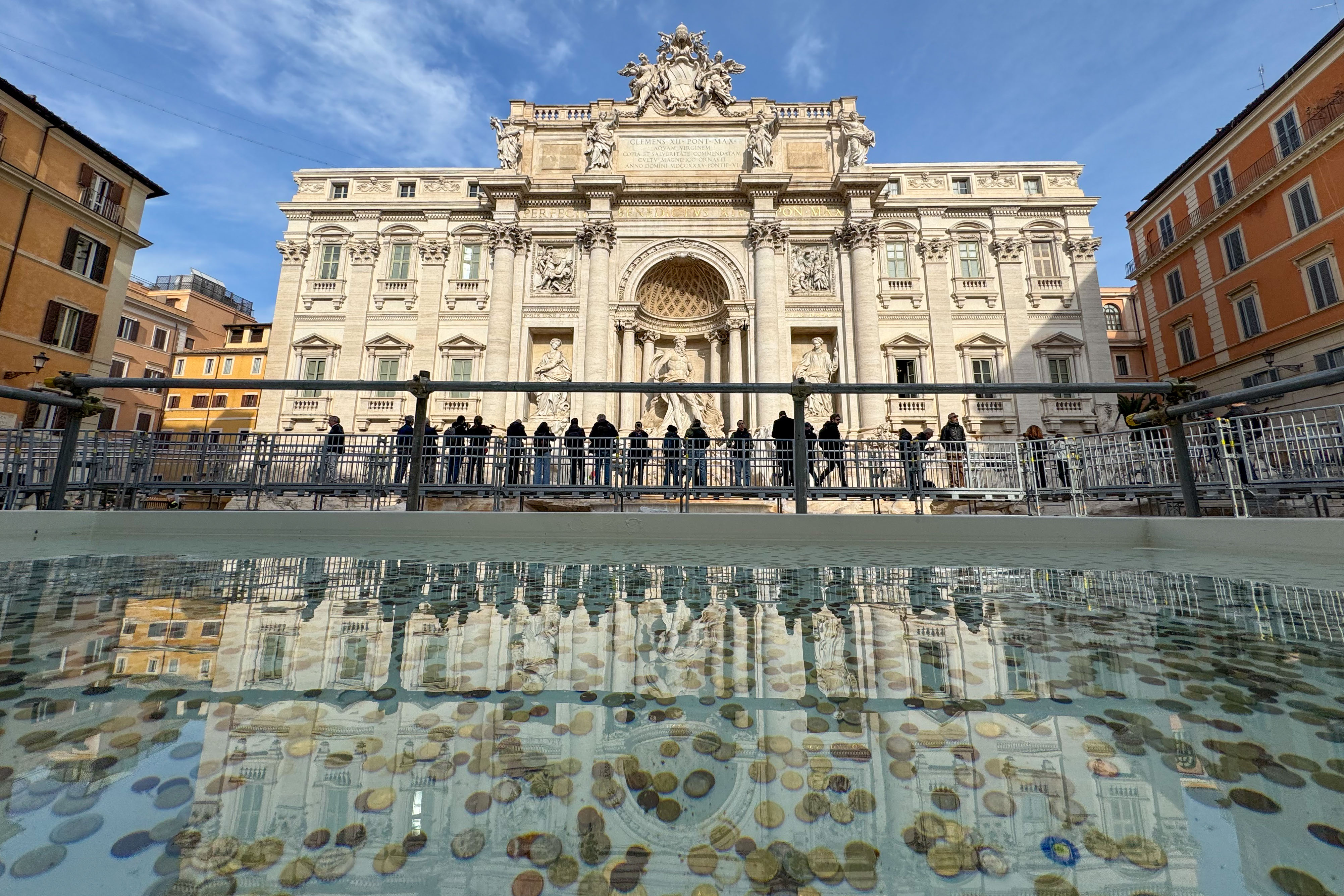 FOTODELDÍA ROMA, 09/11/2024.-La Fontana de Trevi estrena este sábado una pasarela que permite observar de cerca, mientras se restaura, uno de los monumentos más emblemáticos de Roma, un experimento que permitirá evaluar la futura entrada de pago y que ha desatado la polémica entre los comerciantes de la zona. La famosa fuente, joya del barroco romano, es una meta para turistas de todo el mundo, que cada día visitan entre 10.000 y 12.000 personas al día, según fuentes del Ayuntamiento.-EFE/Daniel Cáceres