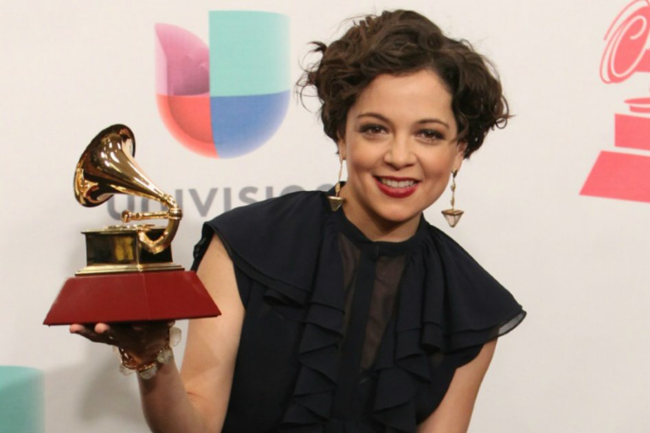 La artista mexicana con el premio Grammy Latino 2016 por su disco "Hasta La Raíz". / AFP