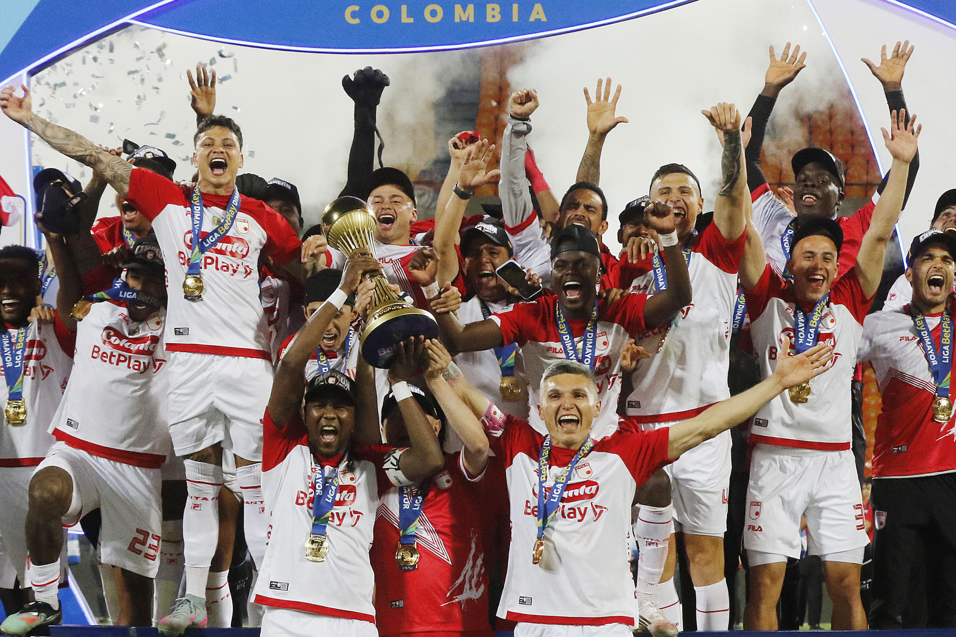 FOTODELDÍA AME9778. MEDELLÍN (COLOMBIA), 29/06/2025.- Jugadores de Santa Fe celebran tras ganar el título de la Liga Colombiana este domingo, en el partido de vuelta de la final del la liga colombiana entre Deportivo Independiente Medellín e Independiente Santa Fe en el estadio Atanasio Girardot en Medellín (Colombia). EFE/ STR
