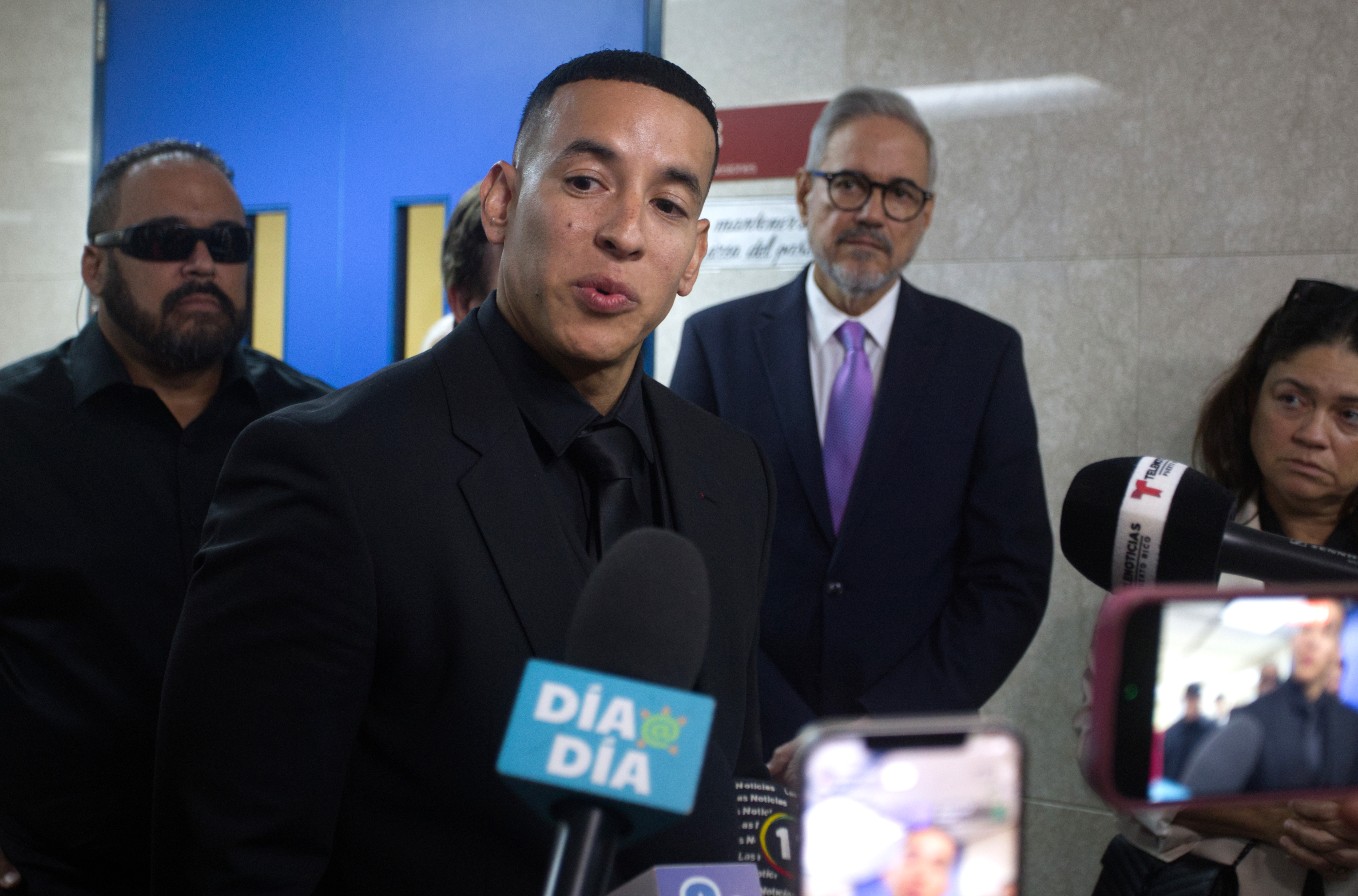USA9893. BOGOTÁ (COLOMBIA), 04/03/2025.- Fotografía de archivo del 20 de diciembre de 2024 del reguetonero puertorriqueño Daddy Yankee a su salida de una audiencia, en San Juan (Puerto Rico). Daddy Yankee presentó una demanda contra su exesposa Mireddys González, en la que solicita una indemnización de 250 millones de dólares por irregularidades y manejo negligente al frente de sus empresas El Cartel Records y Los Cangris. EFE/Thais Llorca ARCHIVO