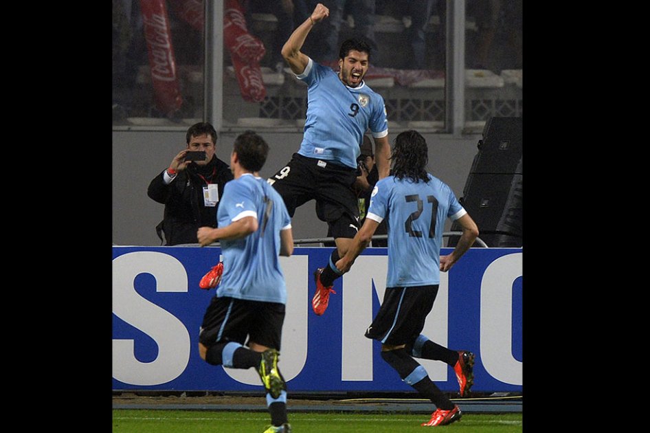 Uruguay ganó y dejó a Perú en la cuerda floja
