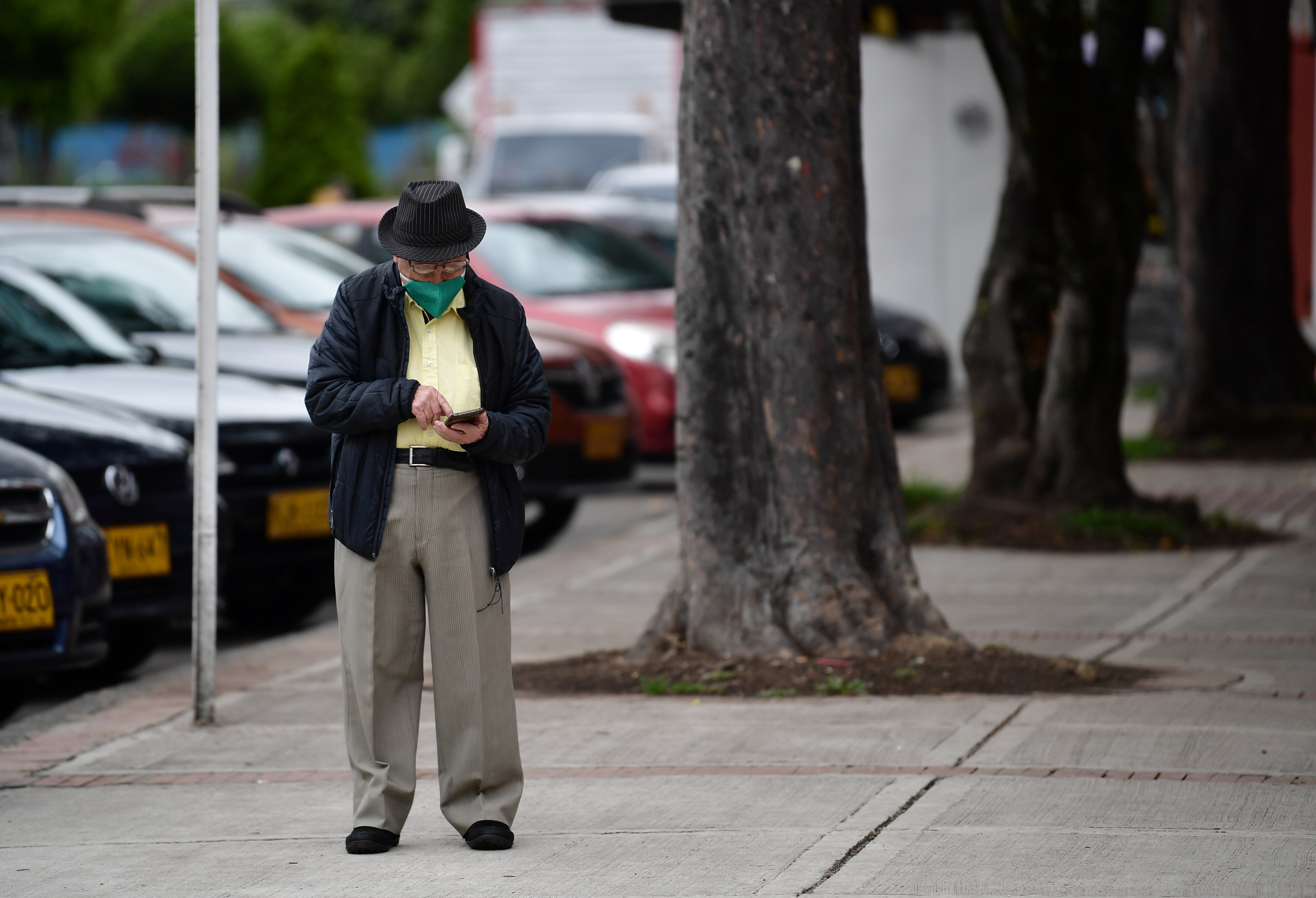 Personas de la tercera edad en la calle durante el aislamiento obligatorio en Bogotá, a causa del Covid-19.