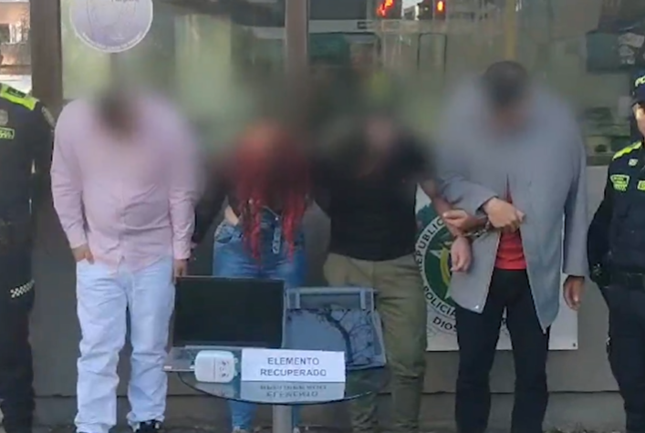 Capturan a delincuentes robando en una famosa hamburguesería de Bogotá