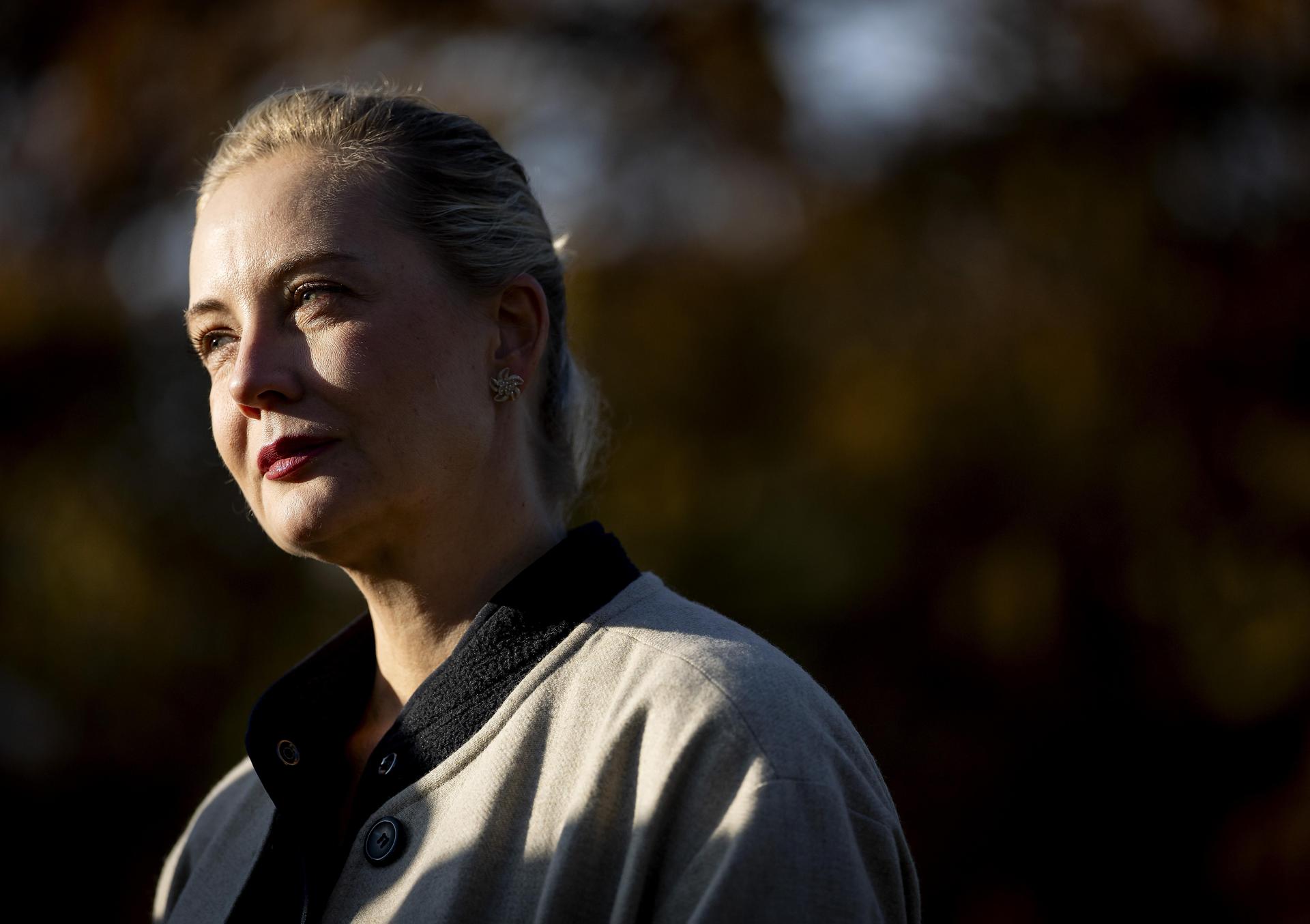 The Hague (Netherlands), 08/11/2025.- Russian human rights activist Yulia Navalnaya, widow of Russian opposition leader Alexei Navalny, looks on during the unveiling of a memorial plaque for her late husband in The Hague, Netherlands, 08 November 2025. The plaque is placed on a bench across from the Russian embassy. (Países Bajos; Holanda, La Haya) EFE/EPA/KOEN VAN WEEL