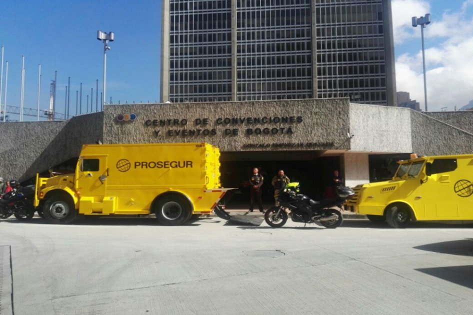 Los camiones de la firma Prosegur, encargada de custodiar el precio secreto de la licitación, estaban a las afueras del edificio en donde se citó la audiencia de adjudicación. /Maria Alejandra Medina C.