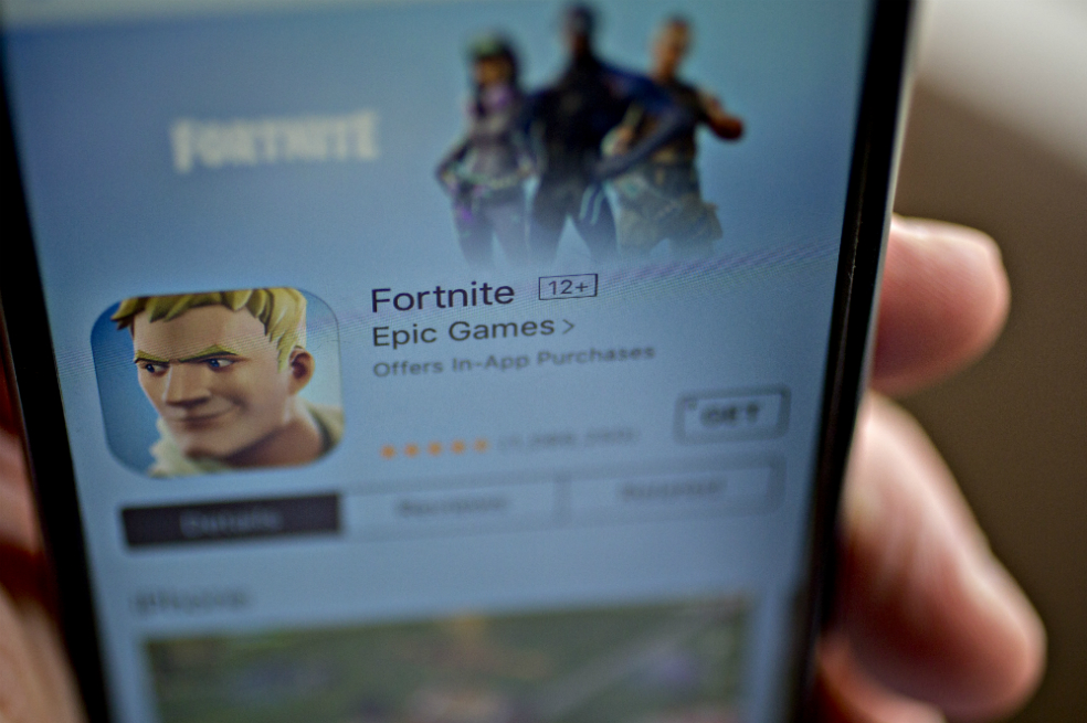 Sube la marea de críticas a las tiendas de apps de Apple y Google