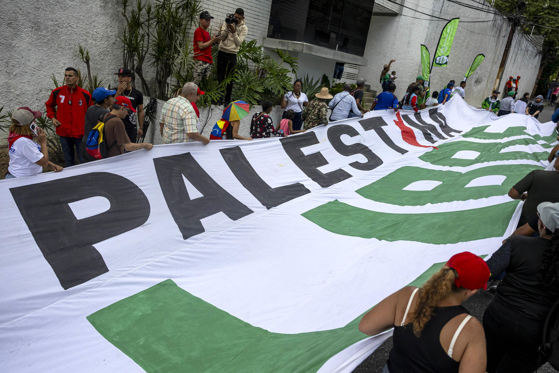 AME5646. CARACAS (VENEZUELA), 07/10/2025.- Personas participan en una manifestación en apoyo a Palestina este martes, en Caracas (Venezuela). EFE/ Miguel Gutiérrez
