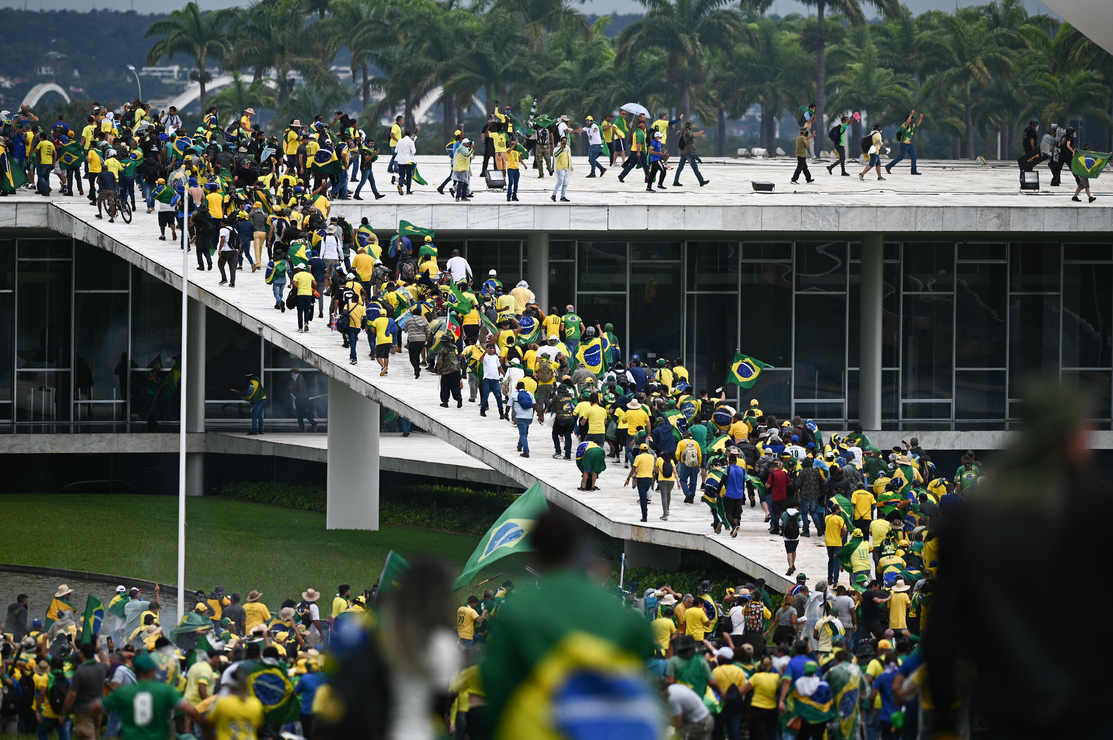 -FOTODELDÍA- AME4954. BRASILIA (BRASIL), 08/01/2023.- Manifestantes contra los resultados electorales y el gobierno del recién posesionado presidente Lula da Silva invaden el Congreso Nacional, el Supremo Tribunal Federal y el Palacio del Planalto, sede de la Presidencia de la República, hoy, en Brasilia (Brasil). Centenas de seguidores del expresidente brasileño Jair Bolsonaro invadieron este domingo la sede del Congreso Nacional en una manifestación que pide una intervención militar para derrocar al presidente Luiz Inácio Lula da Silva. El grupo, que defiende tesis golpistas, superó una barrera policial y subió la rampa que da acceso al techo de los edificios de la Cámara de los Diputados y del Senado, y algunos entraron dentro de la sede legislativa.EFE/ Andre Borges