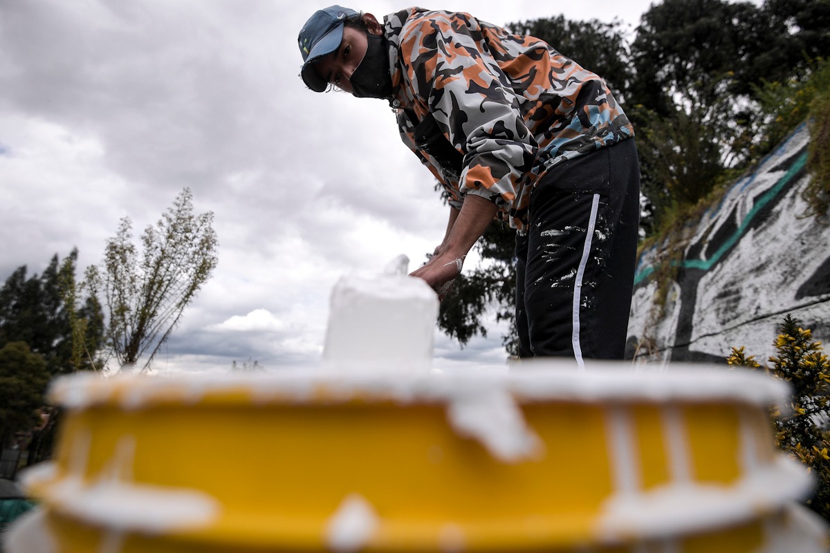 Los jóvenes llegaron hasta el lugar con varios botes de pintura blanca. Allí estuvieron pintando por varias horas, debido a que se trata de un mural grande.