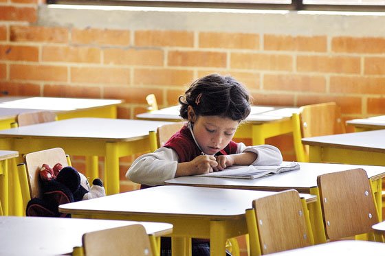 Pronto sus hijos podrían estudiar de pie en la escuela