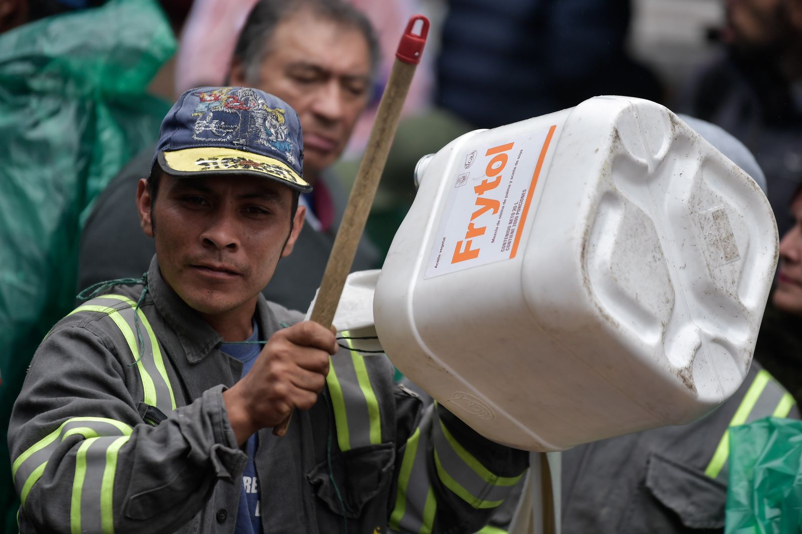 La mañana del miércoles 15 de mayo de 2024, un grupo de aproximadamente 500 recicladores realizaron un plantón frente a las instalaciones de la CRA para exigir mejores condiciones laborales.