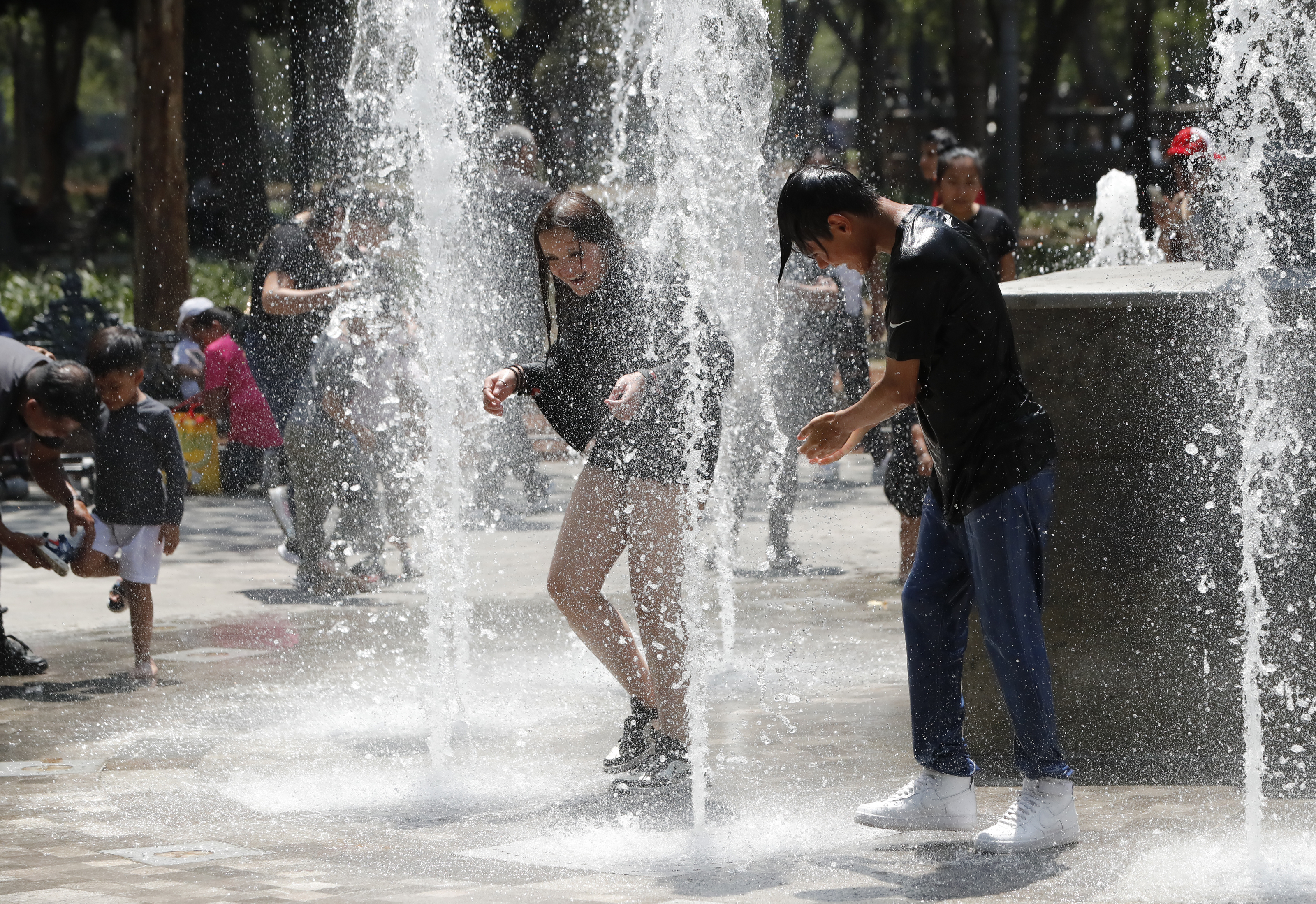 MEX7037. CIUDAD DE MÉXICO (MÉXICO), 07/05/2024.- Niños juegan con el agua durante un día caluroso, este martes en Ciudad de México (México). EFE/ Mario Guzmán