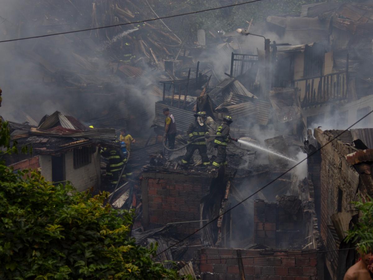 Alrededor de 30 familias damnificadas por incendio en asentamiento de Armenia