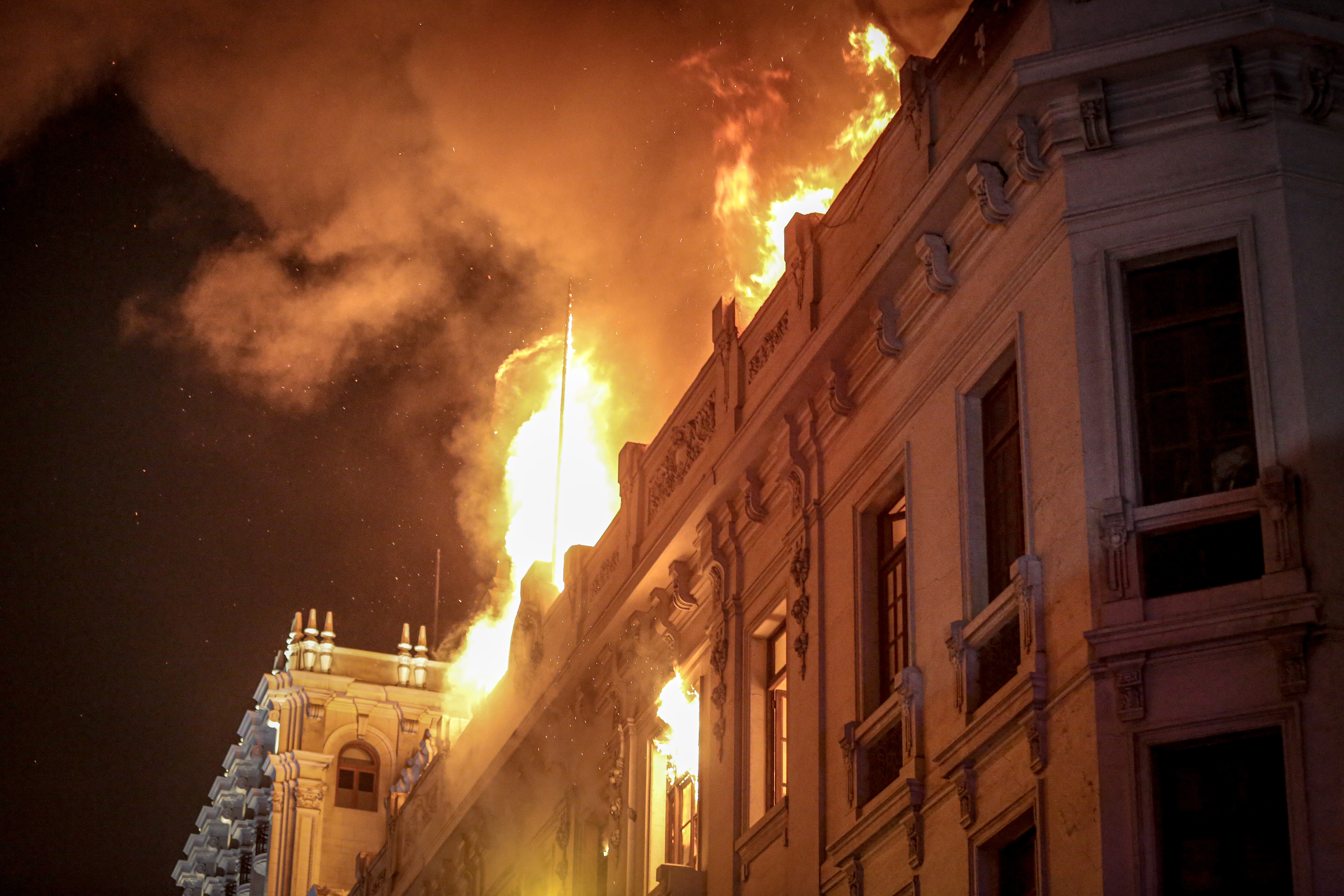 AME7303. LIMA (PERÚ), 19/01/2023.- Fotografía del incendio de un edificio hoy, en el centro de Lima (Perú). Un incendio de grandes dimensiones arrasó este jueves una casona del centro histórico de Lima, apenas a unos metros de la icónica Plaza San Martín, epicentro de la gran manifestación antigubernamental en la capital peruana. EFE/ Str