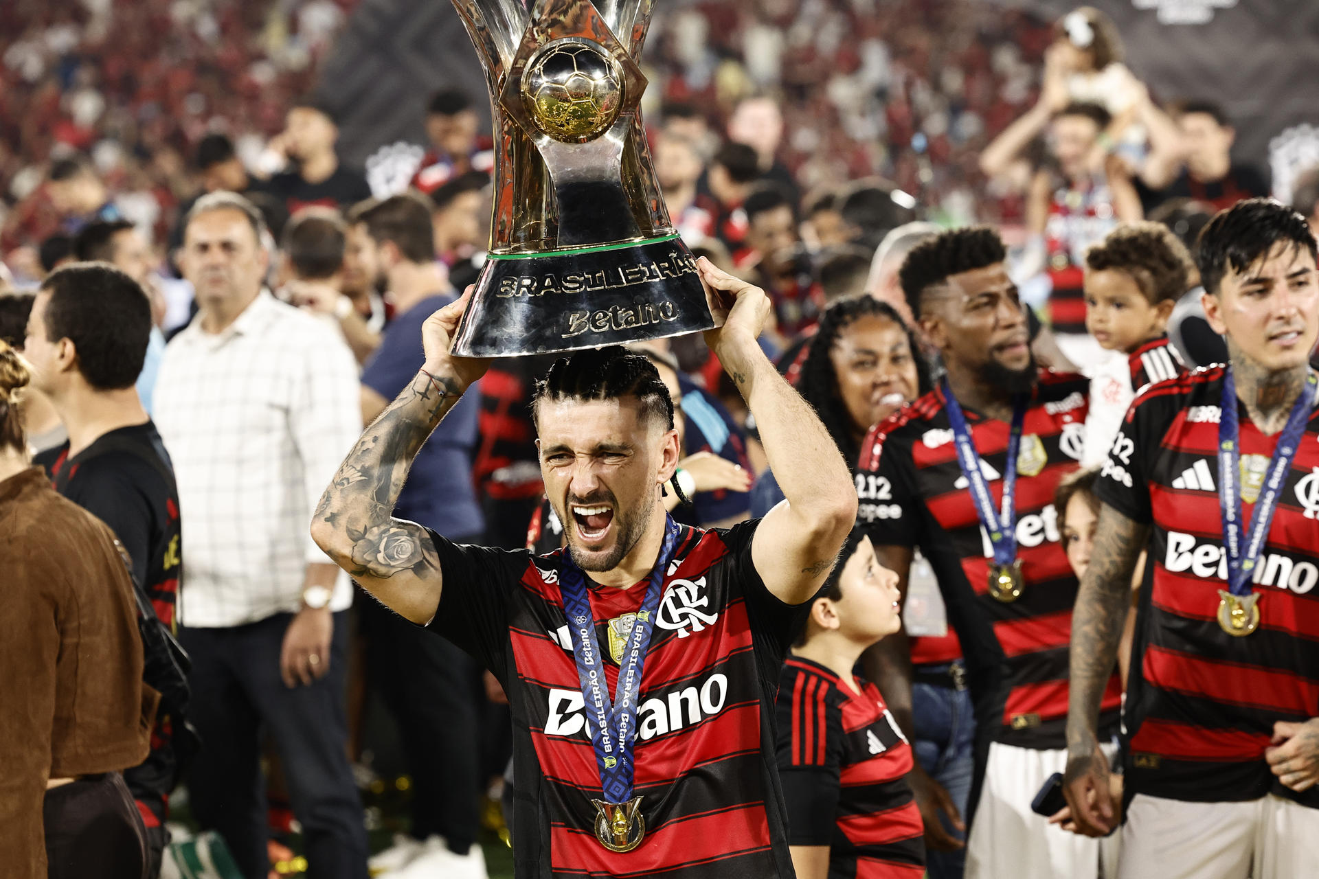 AMDEP9948. RÍO DE JANEIRO (BRASIL), 03/12/2025.- Giorgian De Arrascaeta de Flamengo sostiene el trofeo del Campeonato Brasileño este miércoles, tras ganarle a Ceará en el estadio Maracaná en Río de Janiero (Brasil). EFE/ Andre Coelho