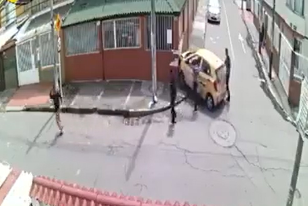 Presuntos ladrones en taxi terminaron en choque contra una casa en Engativá