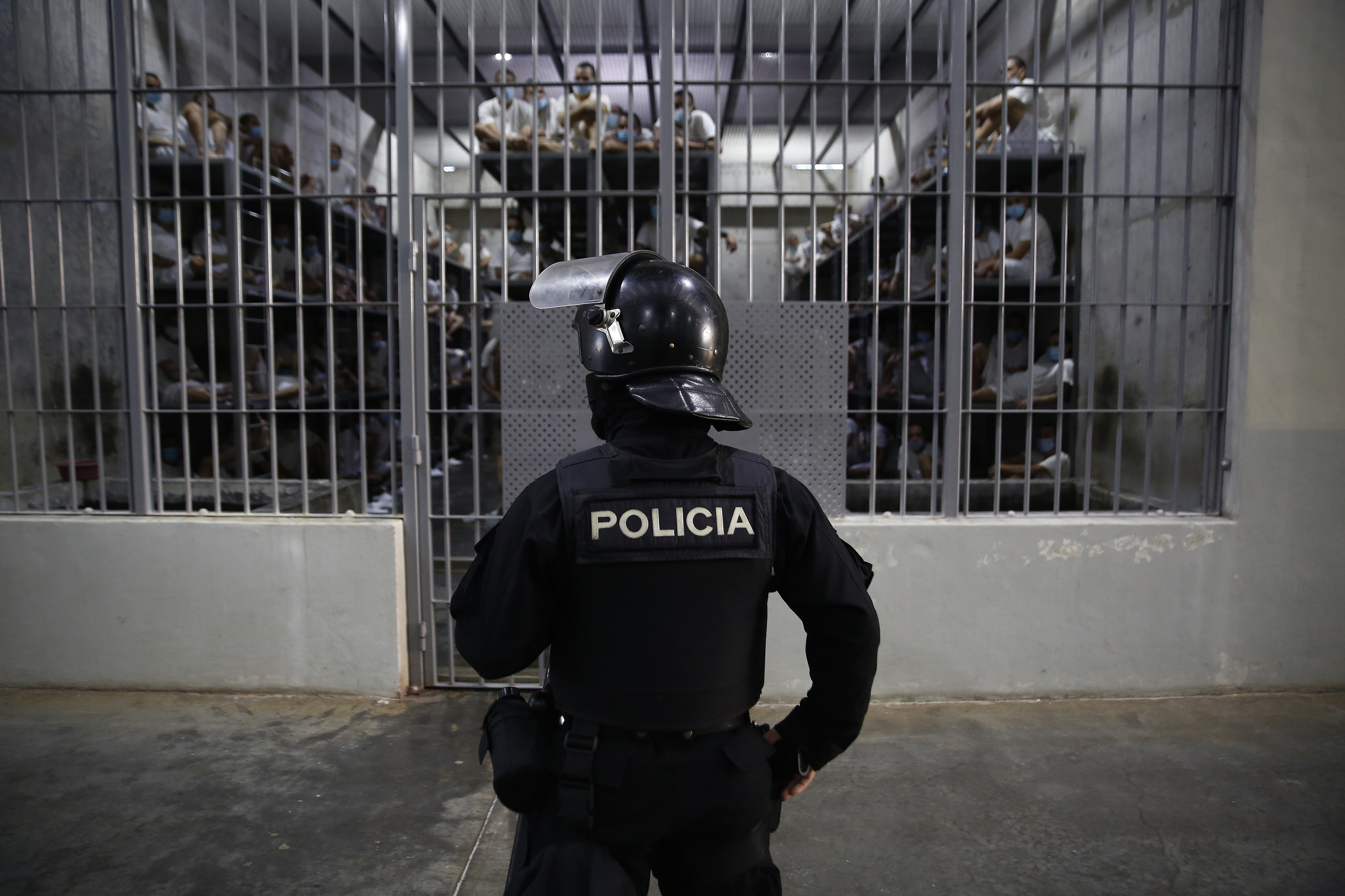 “Llegaron al infierno”: denuncian torturas contra venezolanos enviados por Trump a El Salvador