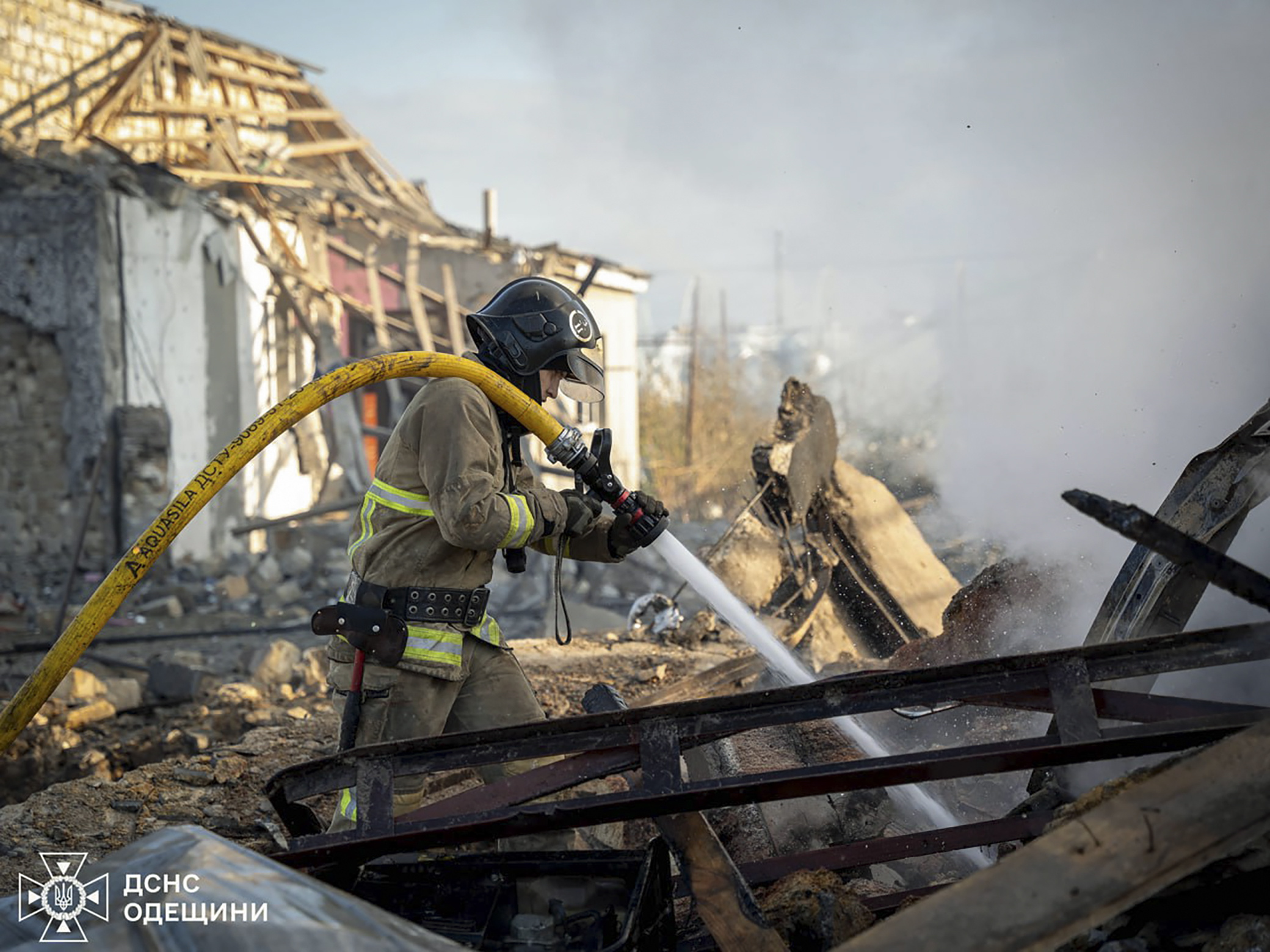 Odesa (Ukraine), 17/11/2024.- A handout photo released by the press service of the State Emergency Service (SES) of Ukraine shows Ukrainian rescuers working at the site of an air strike in Odesa, southwestern Ukraine, 17 November 2024. Russian forces launched a 'massive combined attack that targeted all regions of Ukraine' overnight and in the morning with around 120 missiles and 90 unmanned aerial vehicles (UAVs), Ukrainian President Zelensky said on 17 November, adding that Ukraine's air defense forces destroyed more than 140 air targets. The main target of the Russian attack was the energy infrastructure across Ukraine, Zelensky said. Russian troops entered Ukrainian territory on 24 February 2022, starting a conflict that has provoked destruction and a humanitarian crisis. (Zelenski, Rusia, Ucrania) EFE/EPA/STATE EMERGENCY SERVICE OF UKRAINE HANDOUT -- BEST QUALITY AVAILABLE -- MANDATORY CREDIT: STATE EMERGENCY SERVICE OF UKRAINE -- HANDOUT EDITORIAL USE ONLY/NO SALES