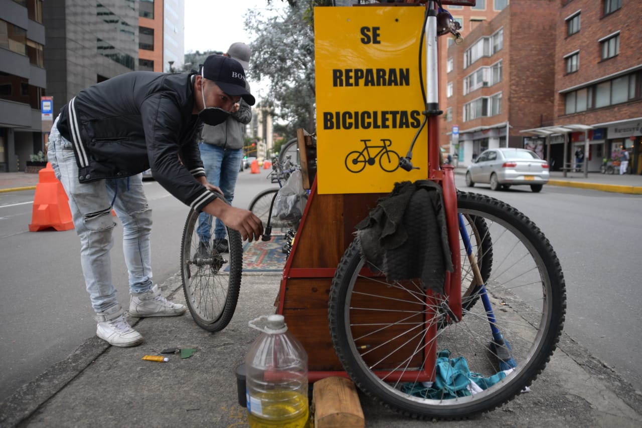 De acuerdo con la Secretaría de Movilidad, la elección de las ciclovías permanentes se hizo con la intención de que funcionen como corredores espejo a las troncales de Transmilenio y suplan la necesidad de infraestructura para bicicletas en zonas de alto volumen de ciclistas, donde no hay ciclorrutas permanentes.