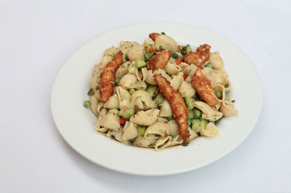 Ensalada de conchas de pasta con arvejas y pollo apanado