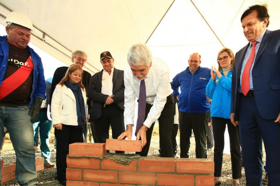 Peñalosa, en compañía del vicepresidente Germán Vargas Lleras y de la ministra de Vivienda Elsa Noguera, puso el primer ladrillo en la obra. La inversión ascenderá a $300.000 millones y generará 3.500 empleos. /Alcaldía