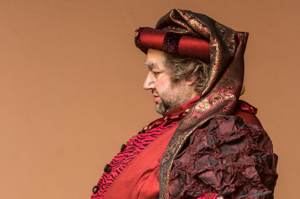 El cantante colombiano Valeriano Lanchas debuta en el rol de sir John Falstaff. / Cortesía Teatro Mayor