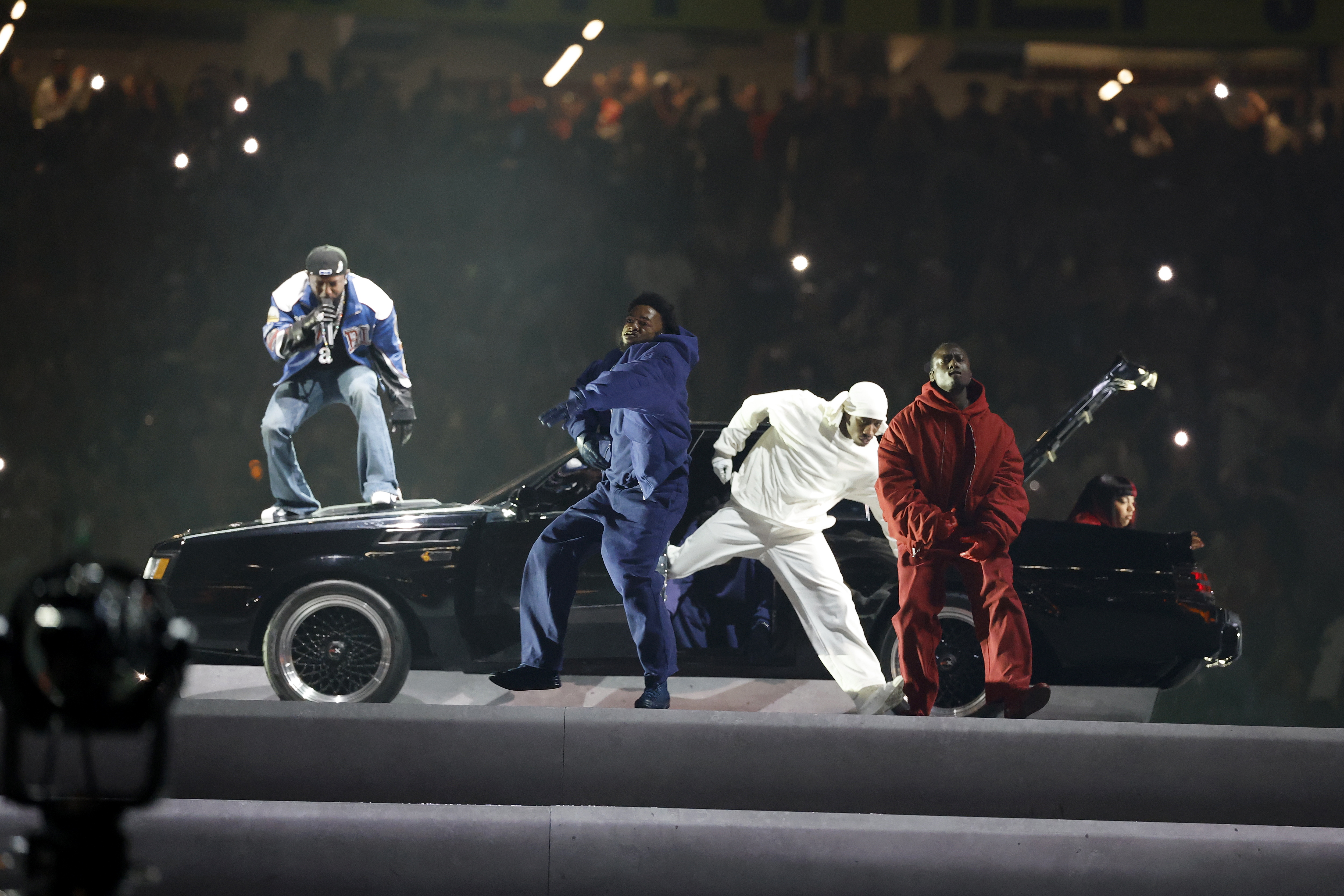 NEW ORLEANS (United States), 10/02/2025.- Kendrick Lamar (L) performs in the Halftime Show of Super Bowl LIX between the Kansas City Chiefs and the Philadelphia Eagles at Caesars Superdome in New Orleans, Louisiana, USA, 09 February 2025. The Super Bowl is the annual championship game of the NFL between the AFC Champion and the NFC Champion and has been held every year since 1967. (Nueva Orleáns, Filadelfia) EFE/EPA/ERIK S. LESSER