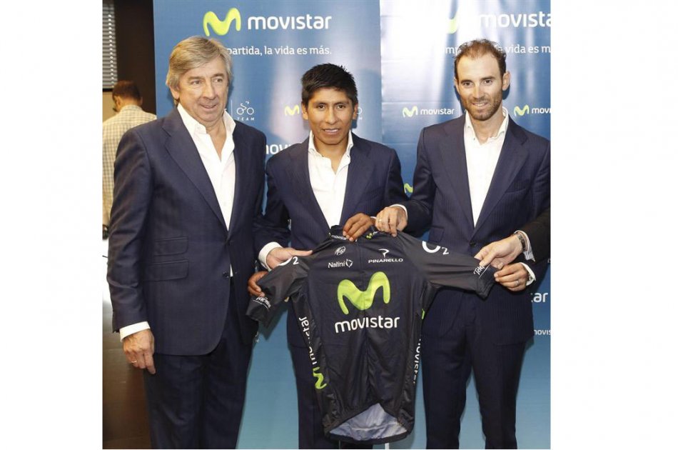 Eusebio Unzue, director del Movistar, junto al colombiano Nairo Quintana y Alejandro Valverde, han participado en un desayuno de prensa del equipo Movistar en la sede de Telefónica en Madrid.