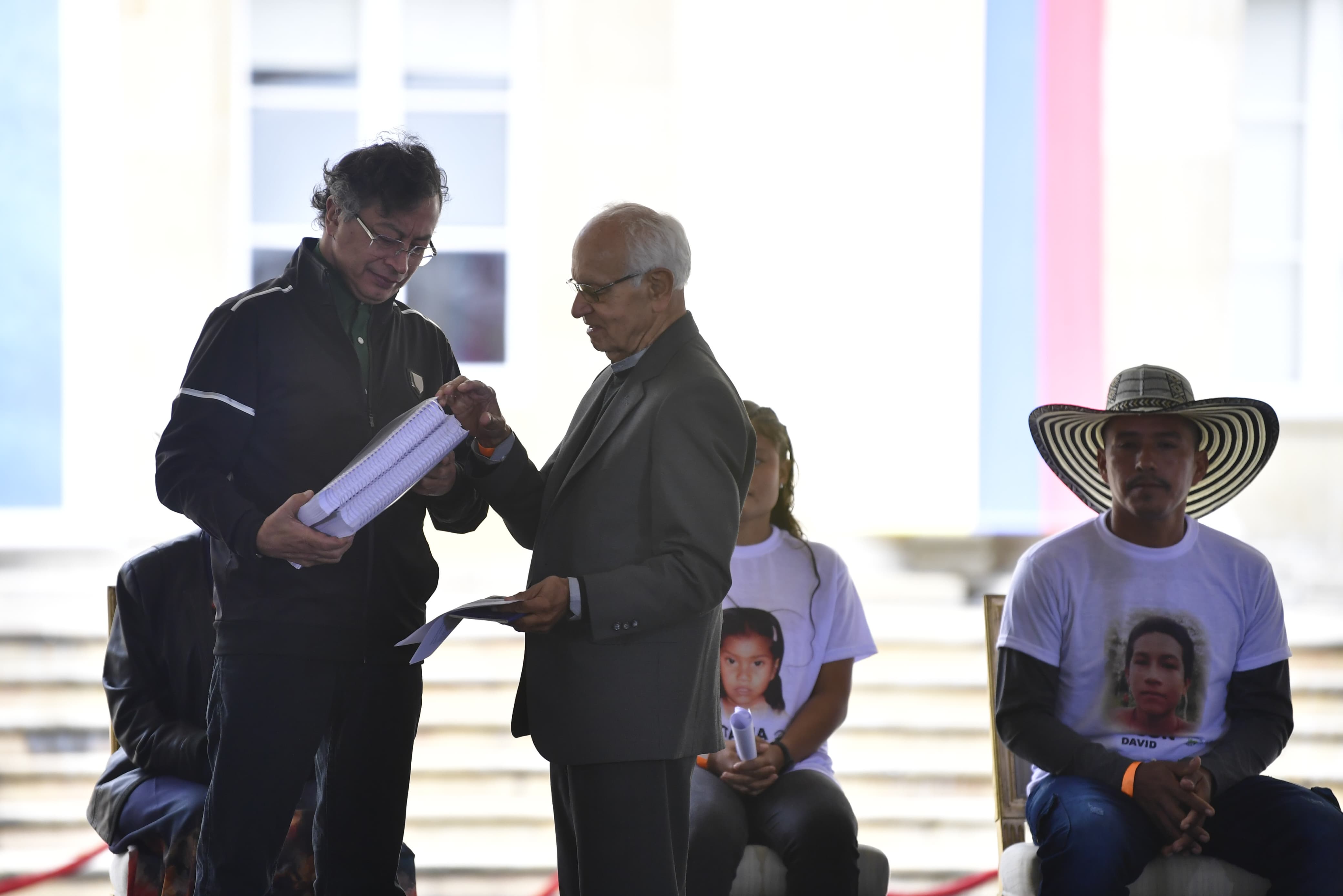 El padre Javier Giraldo, líder de las iniciativas de la comunidad, le entrega al presidente Petro una lista de hechos victimizantes a investigar por el Estado.