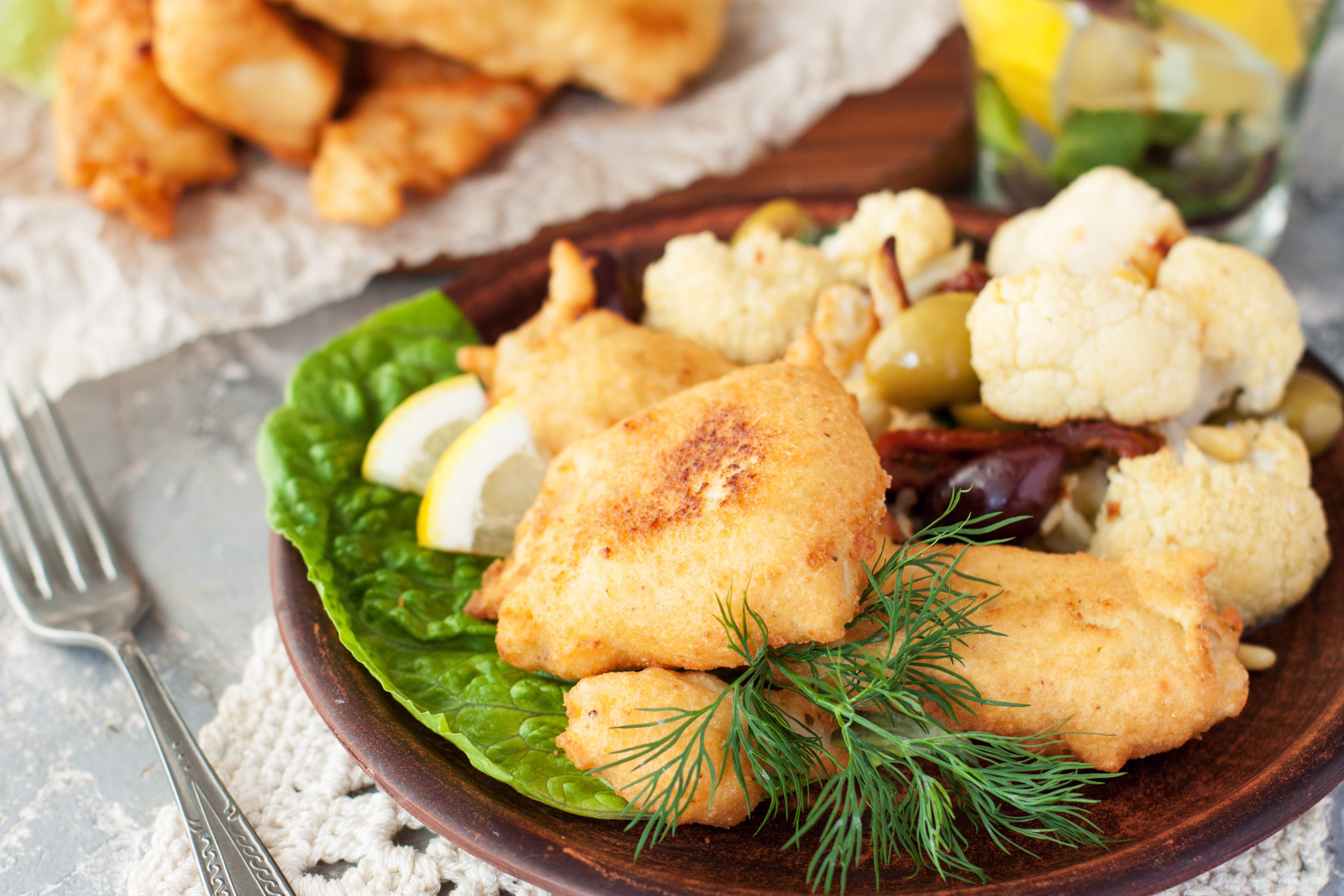 Ensalada de coliflor y pescado apanado, una receta ideal para el almuerzo
