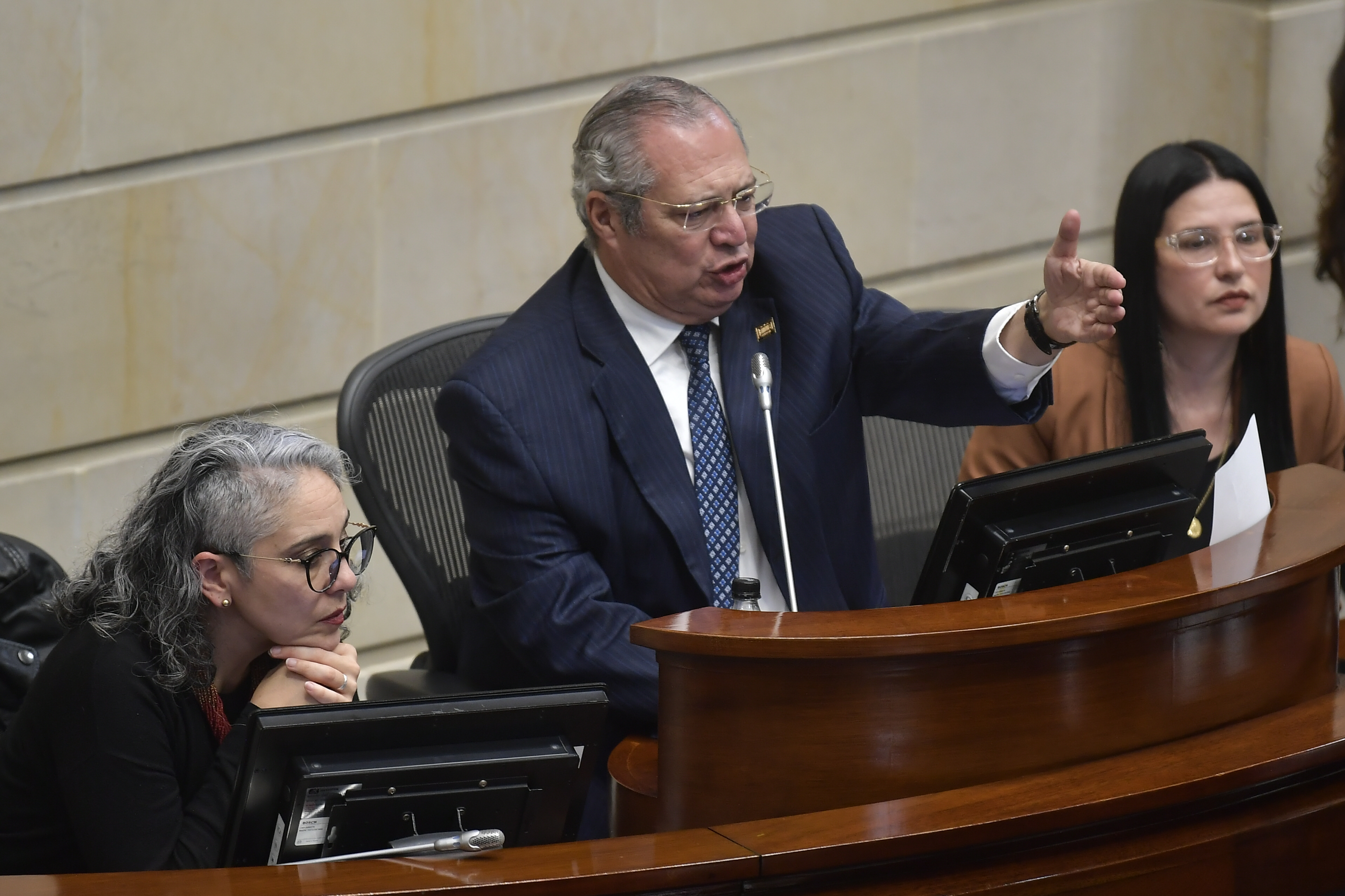 Polémica entre Pizarro y Name por plenaria para atrasar debate de reforma a la salud