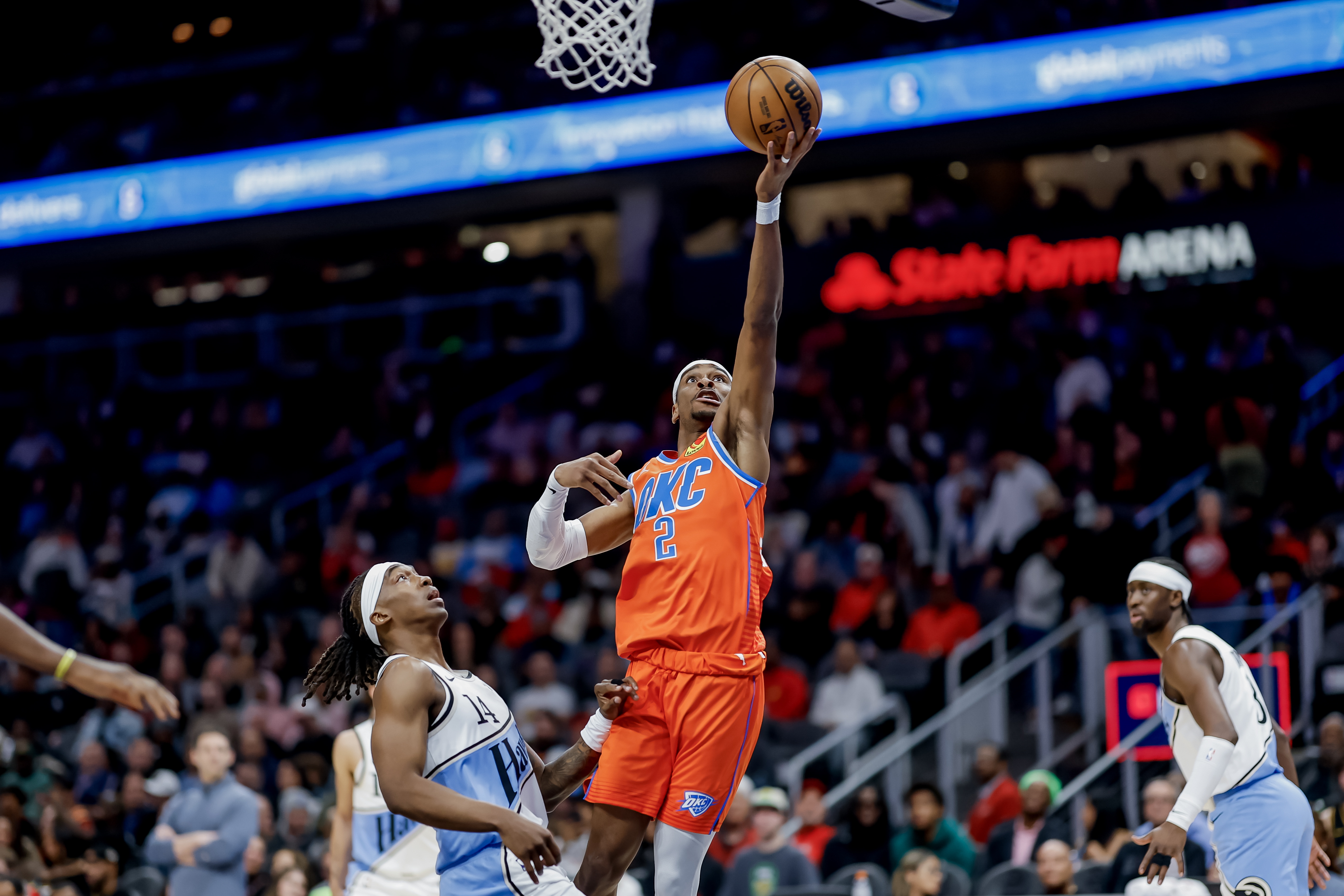 ATLANTA (United States), 01/03/2025.- Oklahoma City Thunder guard Shai Gilgeous-Alexander (R) of Canada in action against Atlanta Hawks guard Terance Mann (L) during the first half of an NBA basketball game between the Oklahoma City Thunder and the Atlanta Hawks in Atlanta, Georgia, USA, 28 February 2025. (Baloncesto) EFE/EPA/ERIK S. LESSER SHUTTERSTOCK OUT