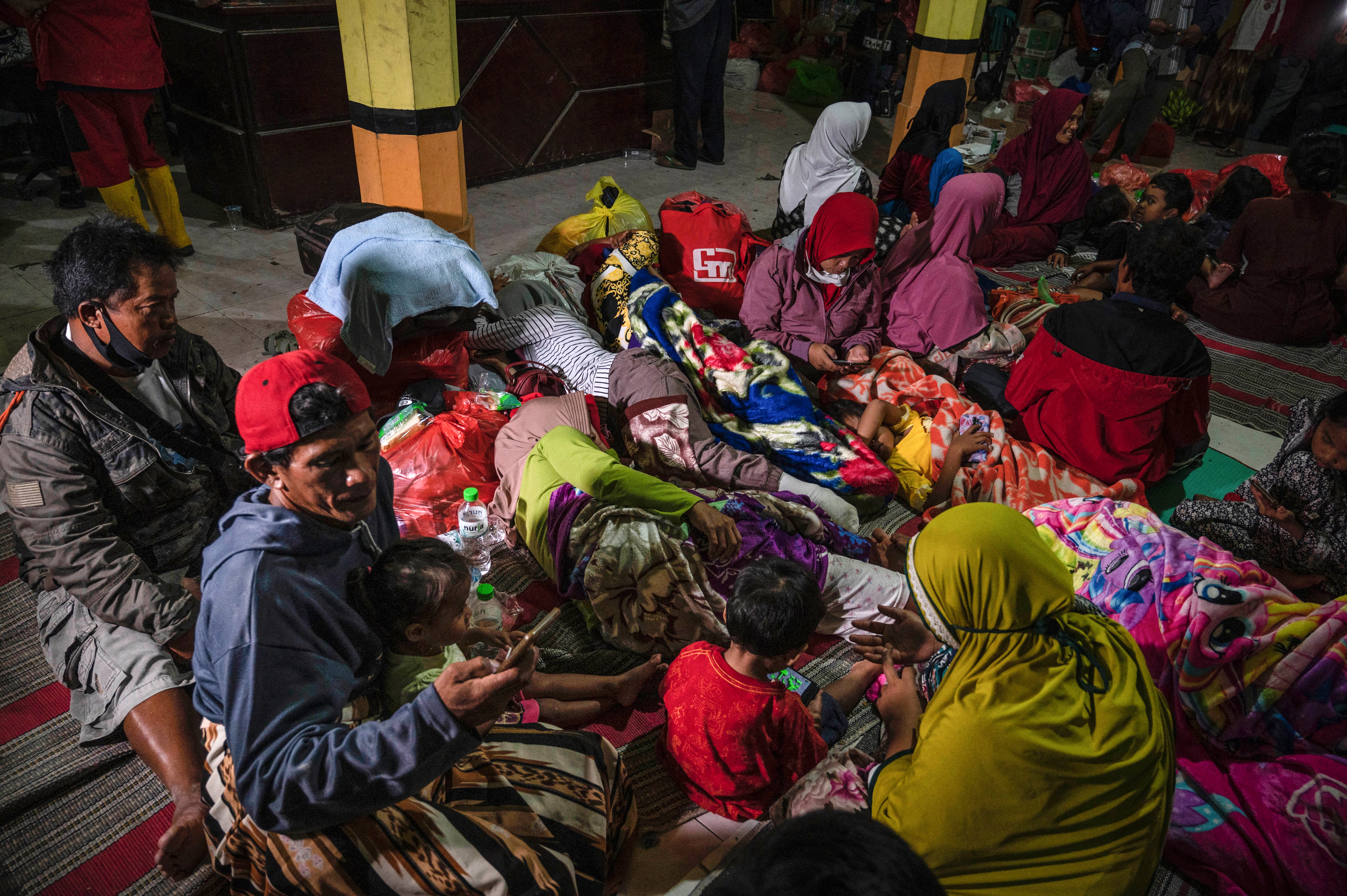 Barro, cenizas y desolación dejó erupción del volcán Semeru, en Indonesia