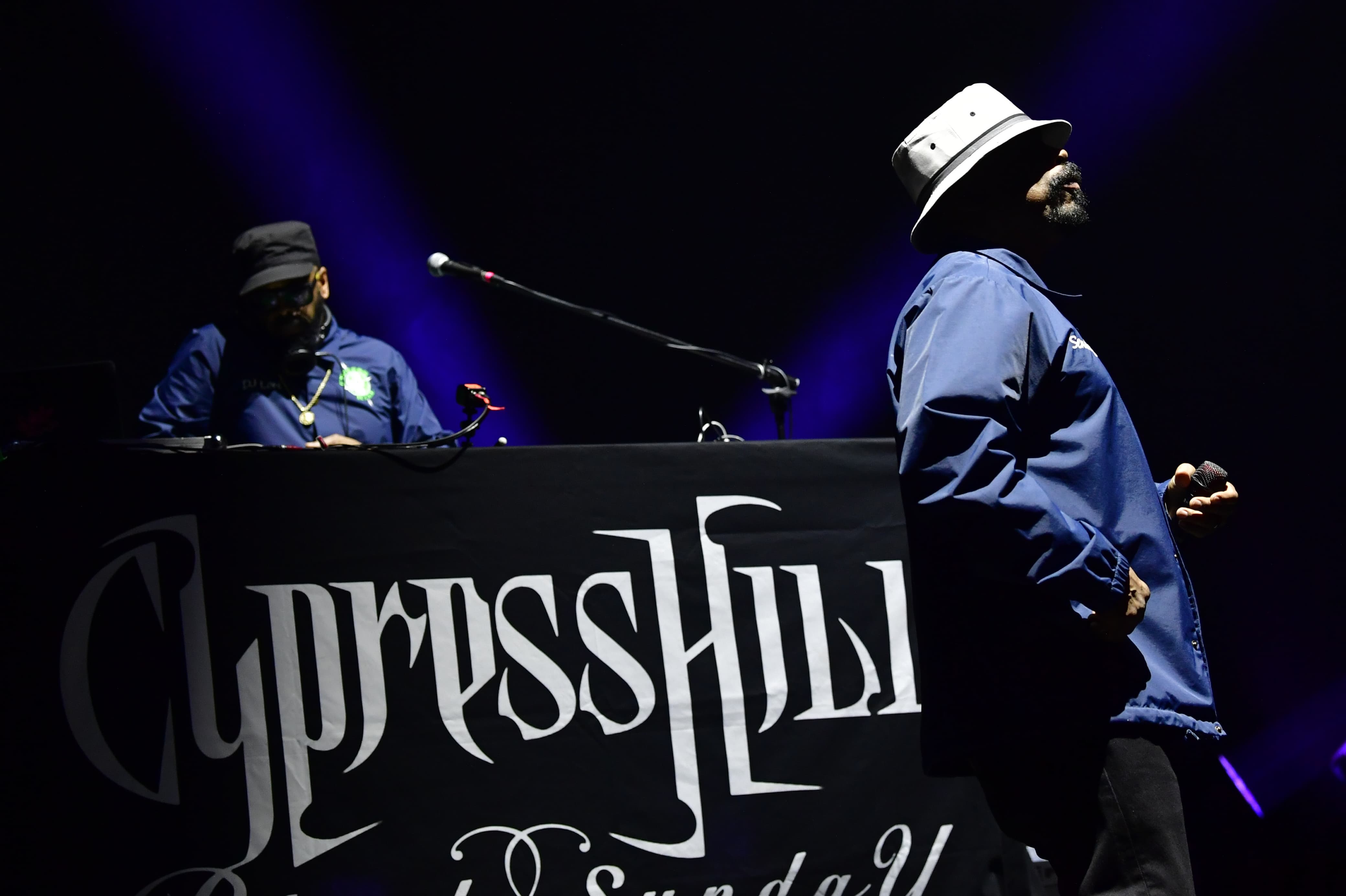 “¿Están listo para Cypress Hill?”, preguntó DJ Lord, subiendo el calor y la emoción del lugar. El público respondió con un rugido que hizo temblar el Movistar. Bogotá estaba lista, más que lista.

En entrevista con El Espectador, Cypress Hill prometió energía y la dieron; clásico tras clásico, sin pausas, sin tregua. Desde “Insane in the Brain” hasta “How I Could Just Kill a Man”, cada beat era un golpe de nostalgia, fiesta y poder.