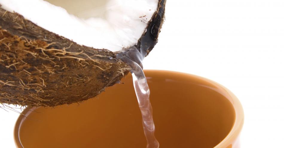Siete beneficios de tomar agua de coco