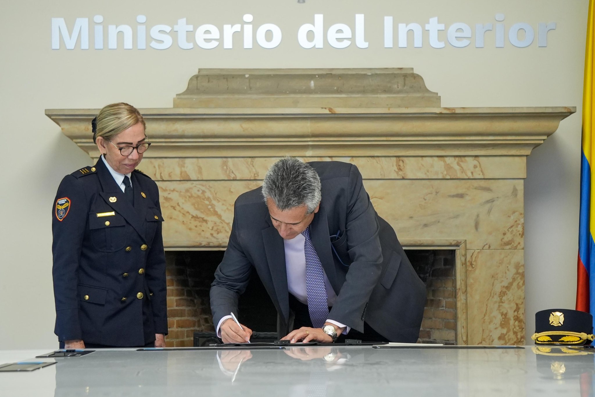 Gobierno posesionó a la nueva directora nacional de Bomberos, Lourdes Peña