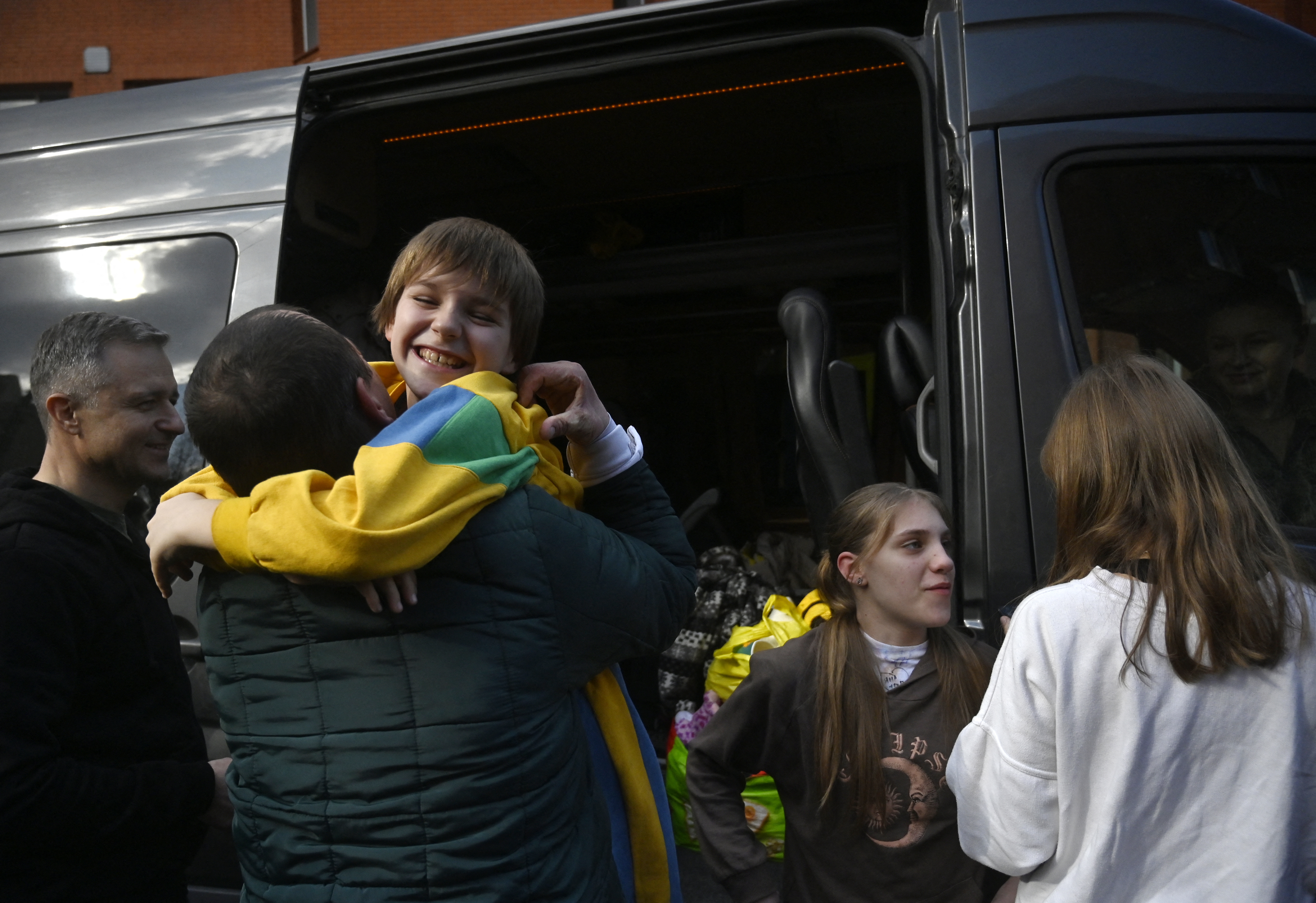 Niños ucranianos repatriados desde Rusia son recibidos con largos abrazos