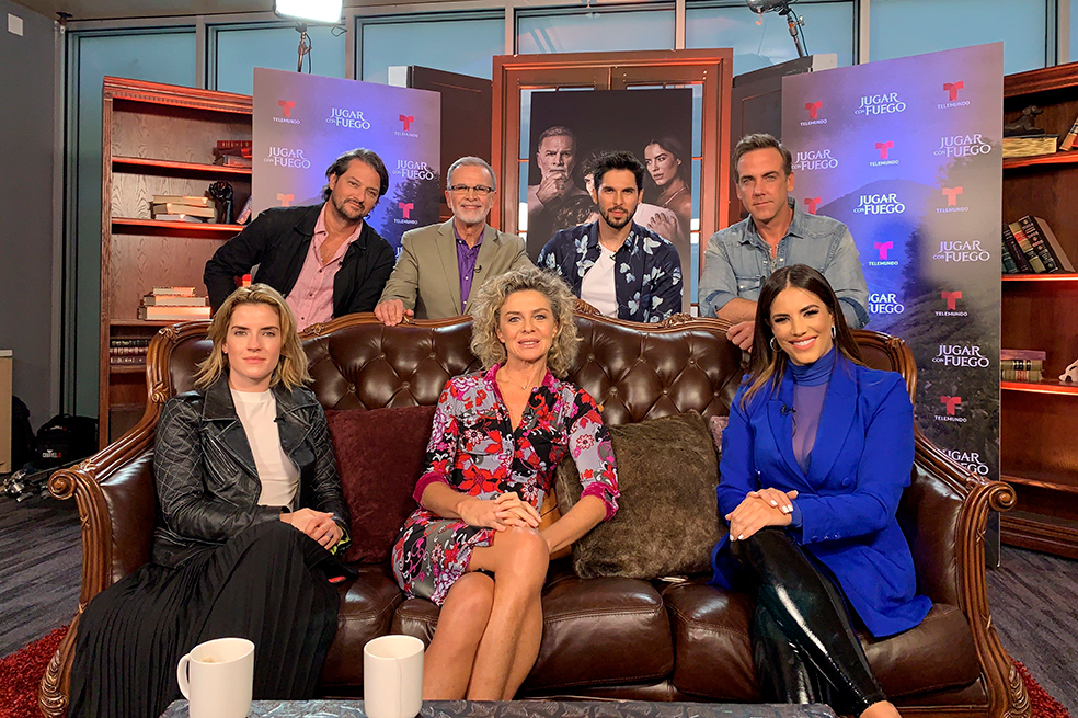 El elenco de la serie "Jugar con fuego", los actores Marcelo Serrano, Tony Plana, Jason Day y Carlos Ponce, y las actrices Laura Perico, Margarita Rosa de Francisco y Gaby Espino. / EFE